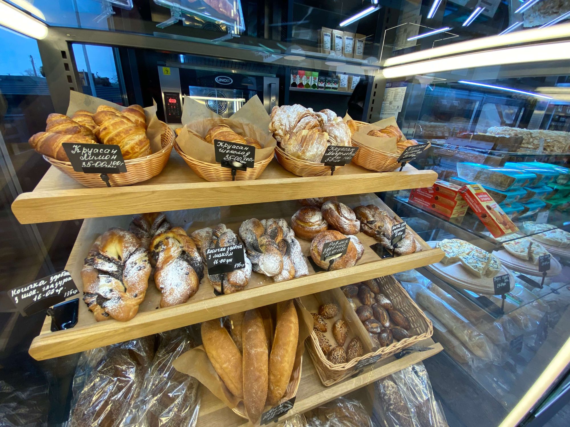 В продаже на АЗС есть хлеб ручной работы на закваске – ржаной, солодовый, пшеничный, гречневый и льняной