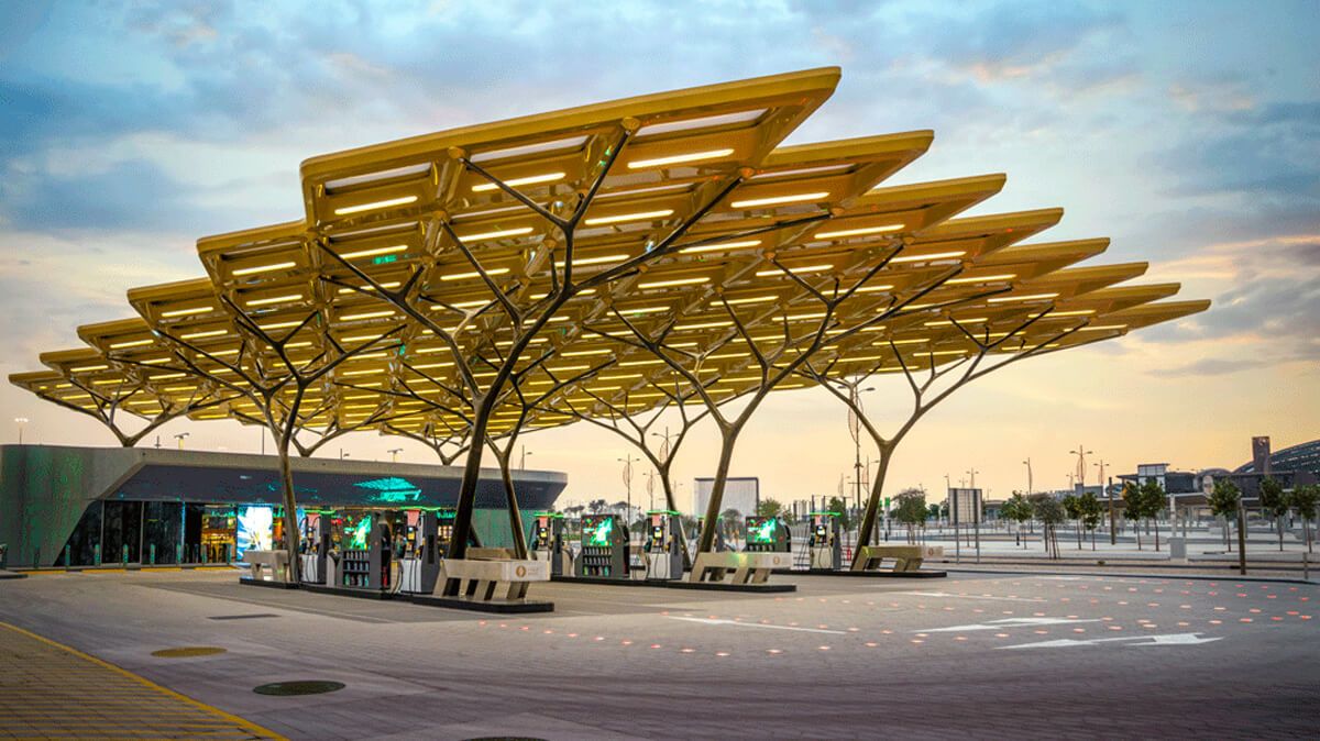 Флагманская АЗС ENOC в Дубае имеет футуристический дизайн, целый ряд инноваций и построена с учетом всех современных требований по энергоэффективности