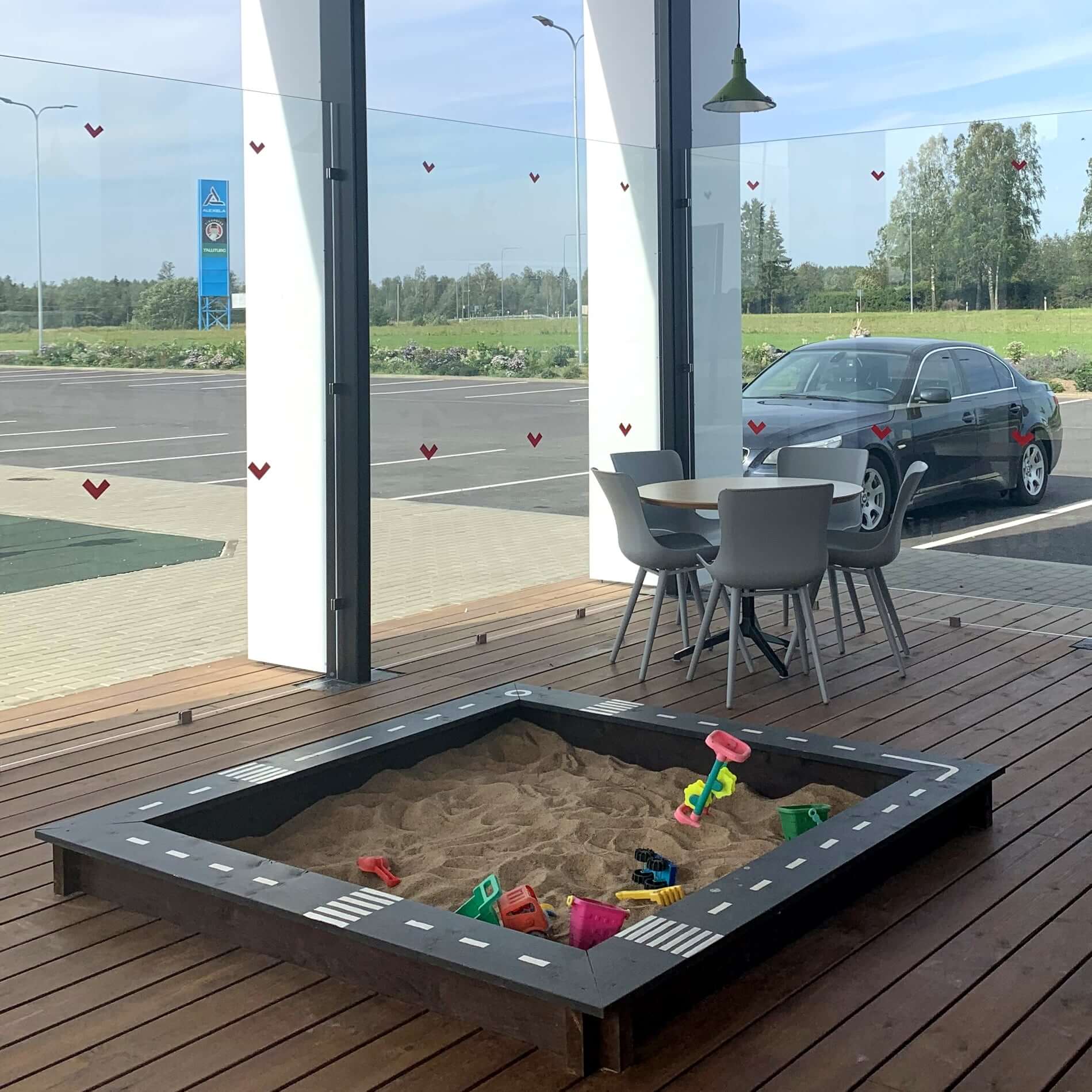 Детская площадка придорожный ресторан Tikupoiss Эстония