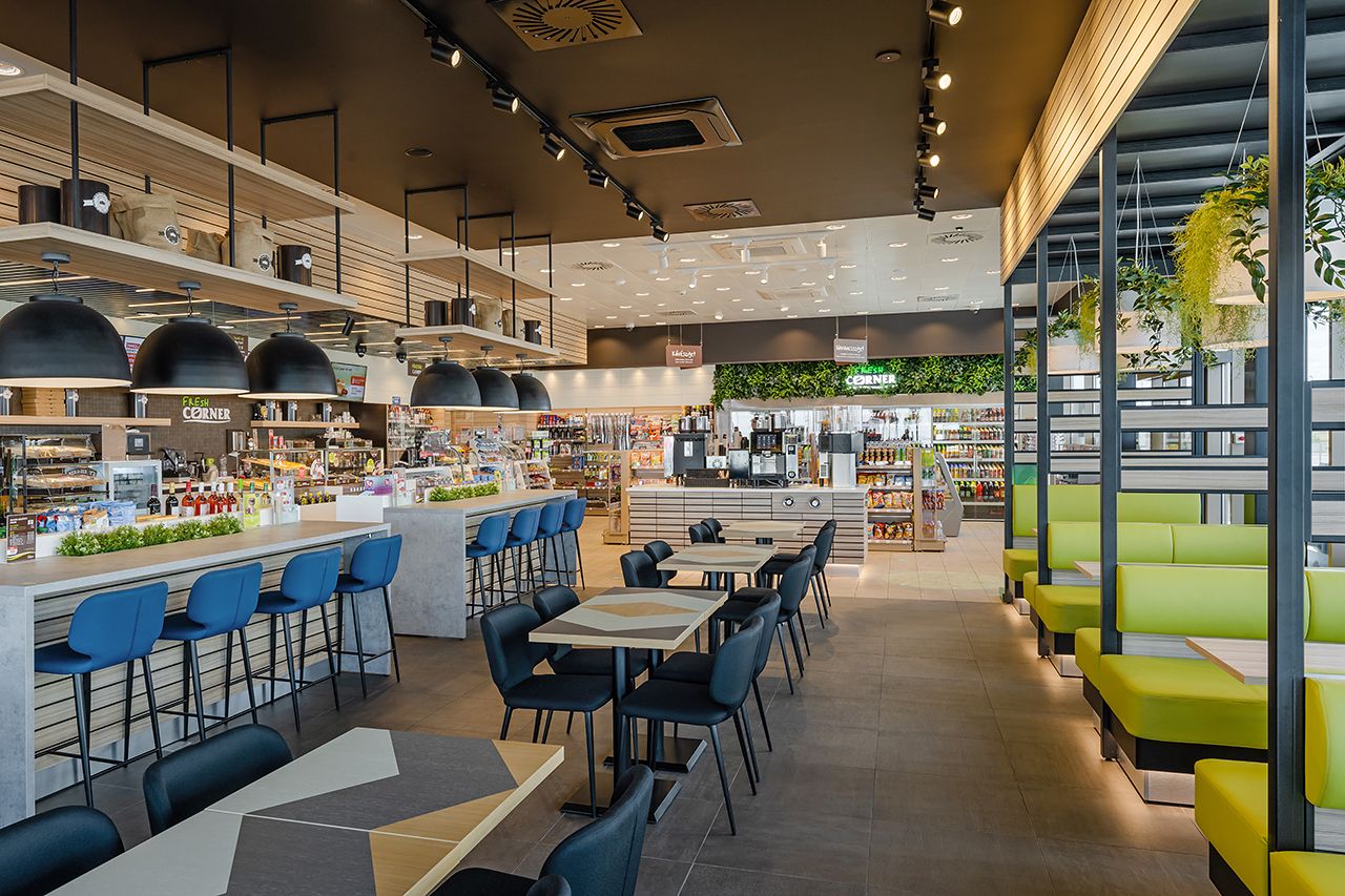 Современная АЗС MOL в Венгрии с придорожным рестораном Fresh Corner