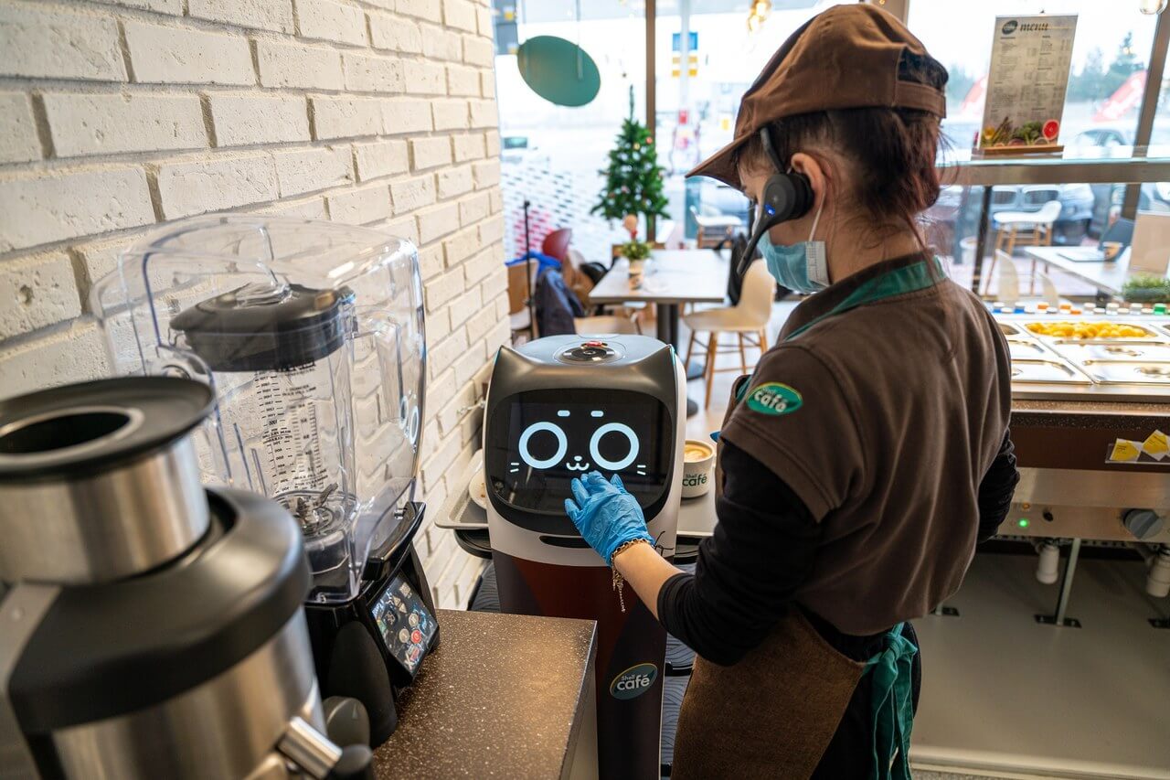 Робот BellaBot на АЗС Shell в Польше Shell Cafe