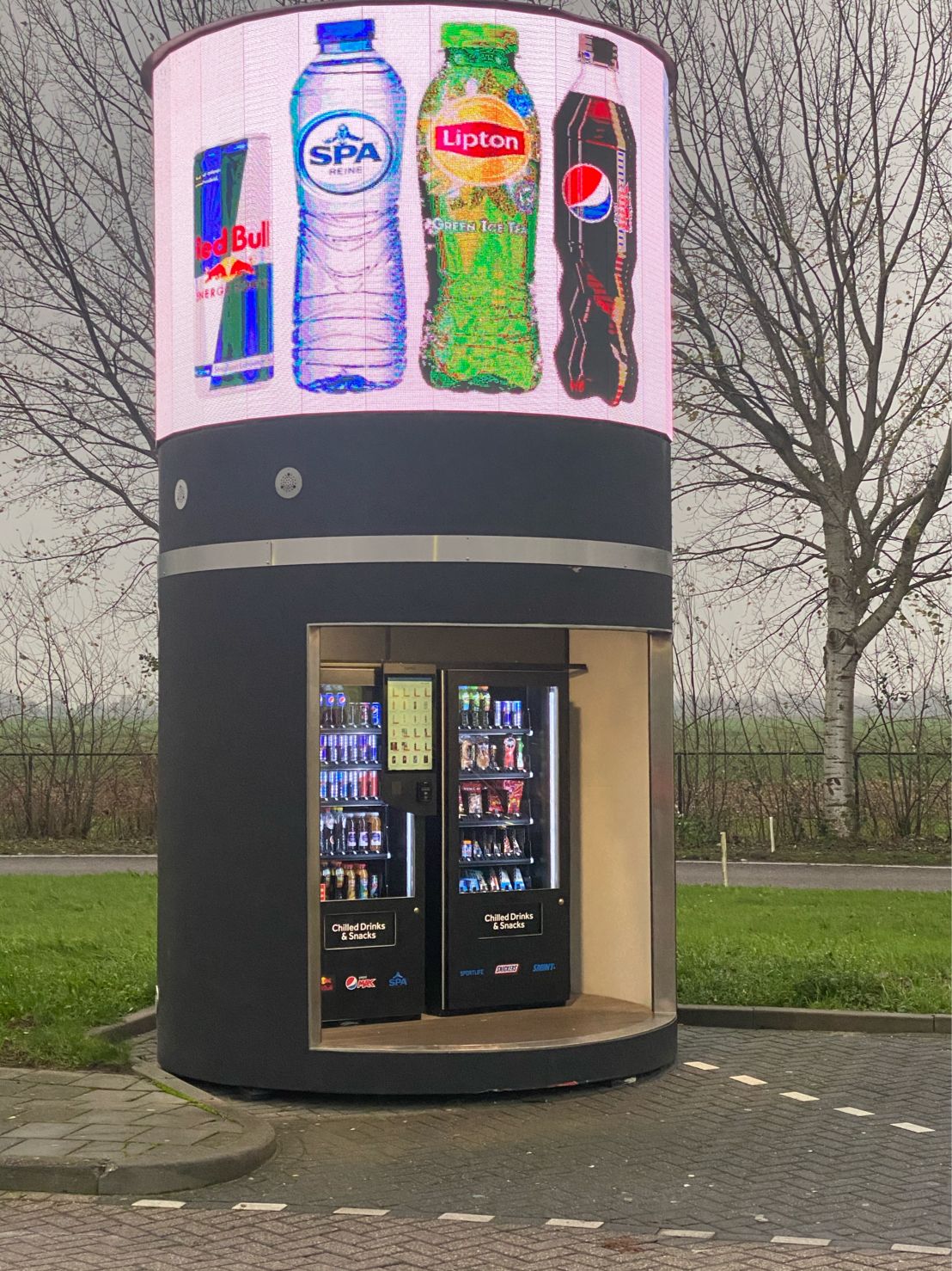 Tower Tony’s – комбинация двух торговых автоматов со светодиодным экраном 360 градусов наверху