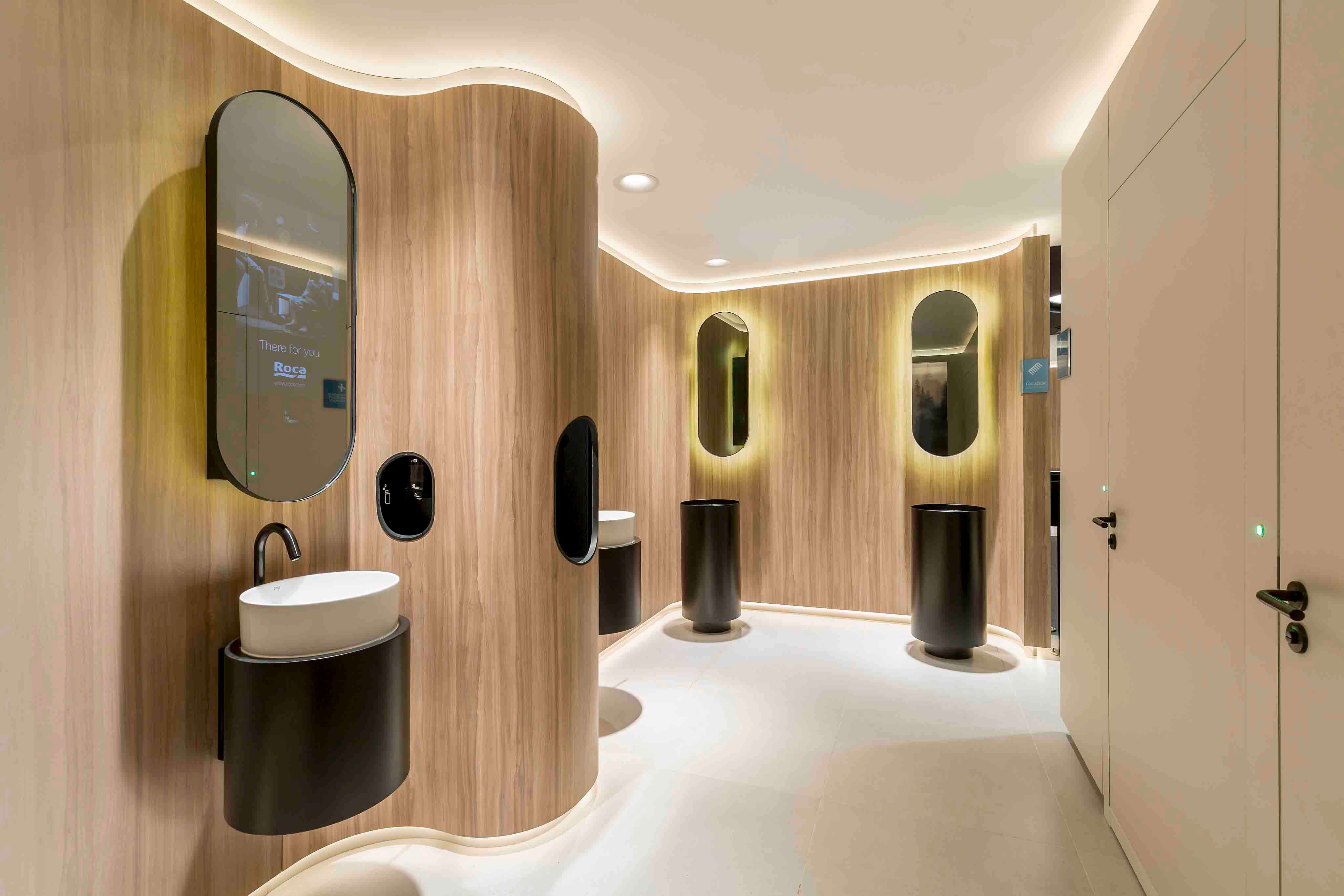 Туалет ONE HUNDRED RESTROOM сочетает в себе новые стандарты основанные на технологиях, дизайне, освещении, звуке и свежих ароматах