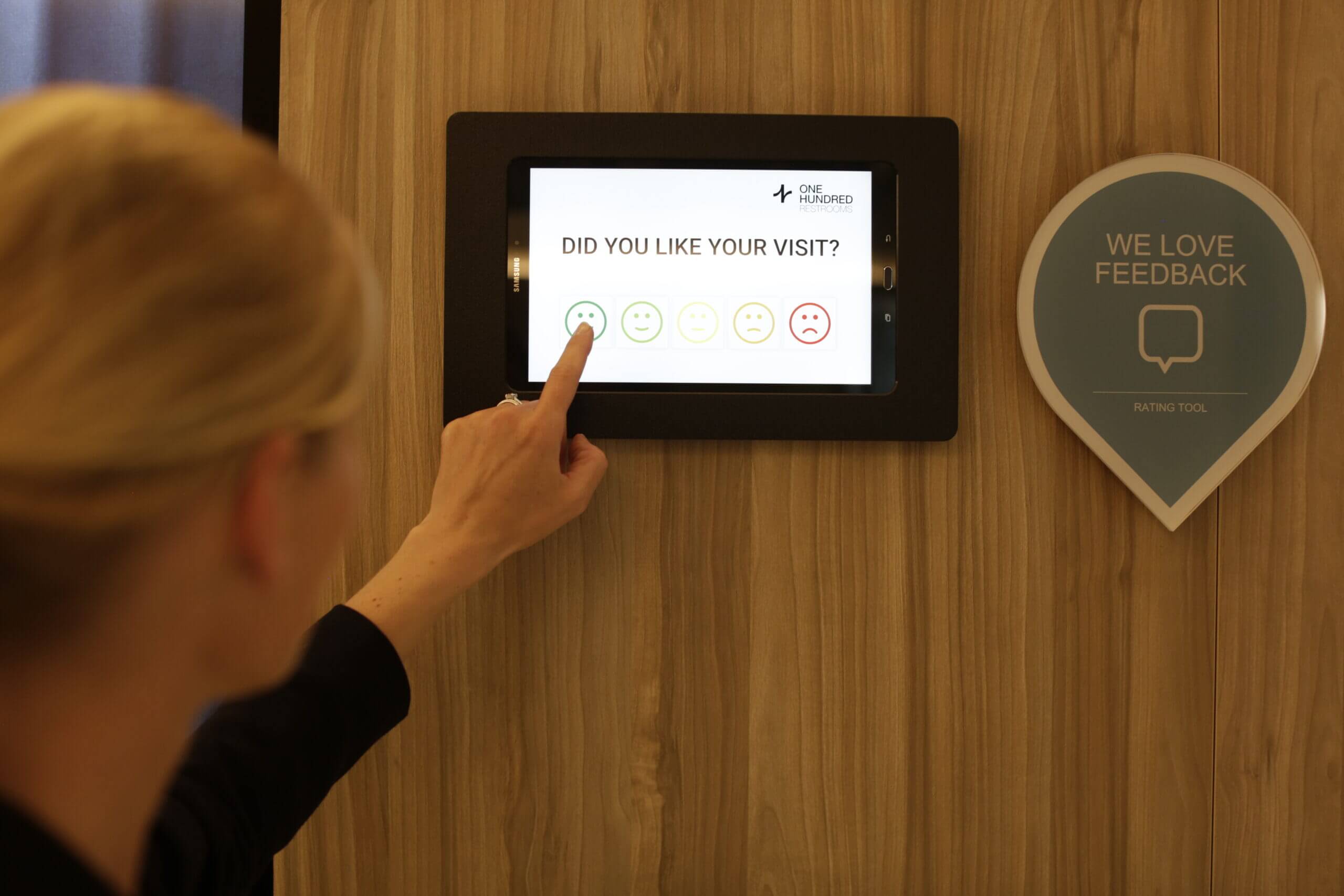 Рейтинговый опрос в туалете дает шанс узнать мнение посетителей, чтобы продолжать улучшать клиентский опыт