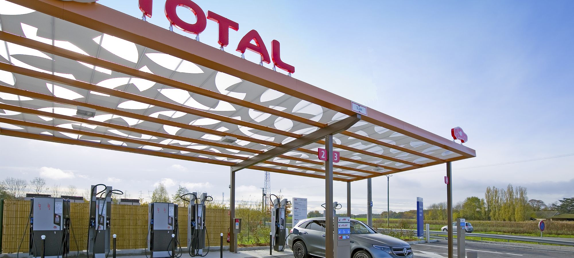 АЗС TotalEnergies услуга Click & Collect зарядная станция для электромобилей и автомойка