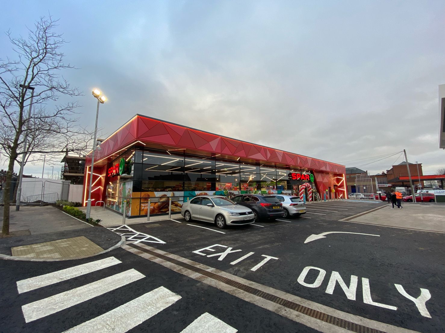 Новый магазин Eurospar и автозаправочная станция BP на северо-западе Белфаста (Северная Ирландия)