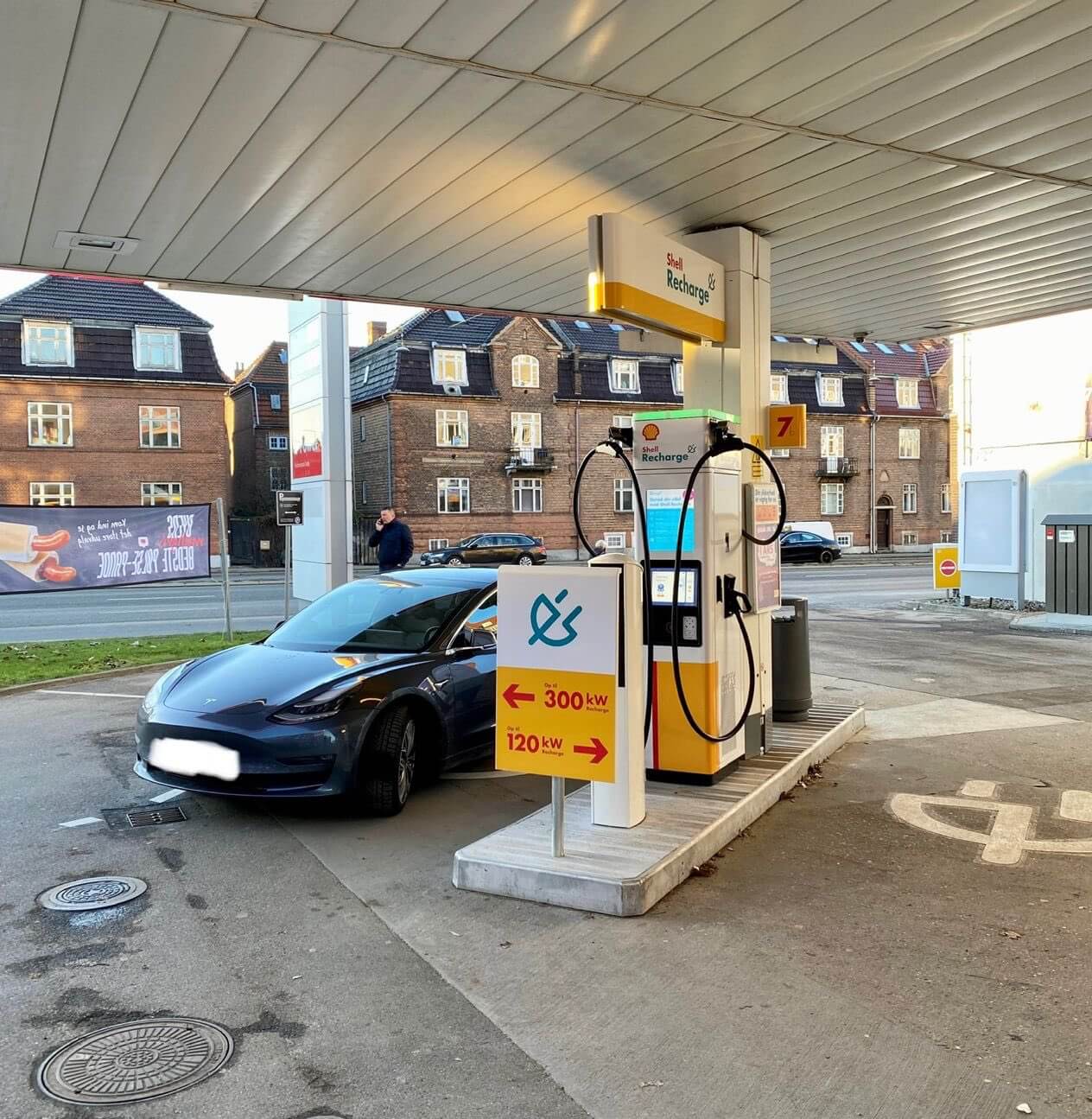 На АЗС Shell в Копенгагене установили зарядную устройство для электромобилей на месте топливной колонки