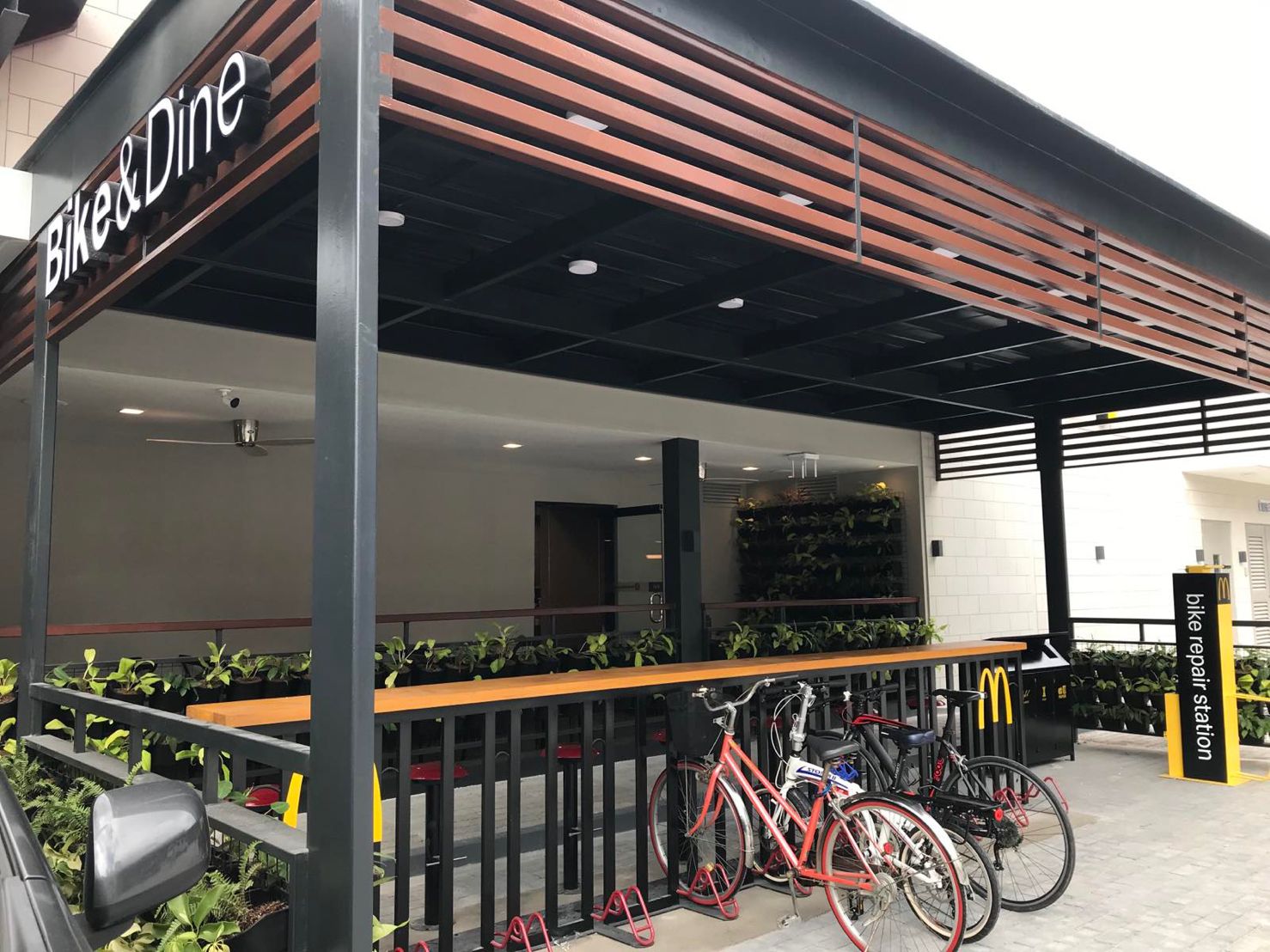 Обеденная зона для велосипедистов Bike and Dine в ресторане McDonald's