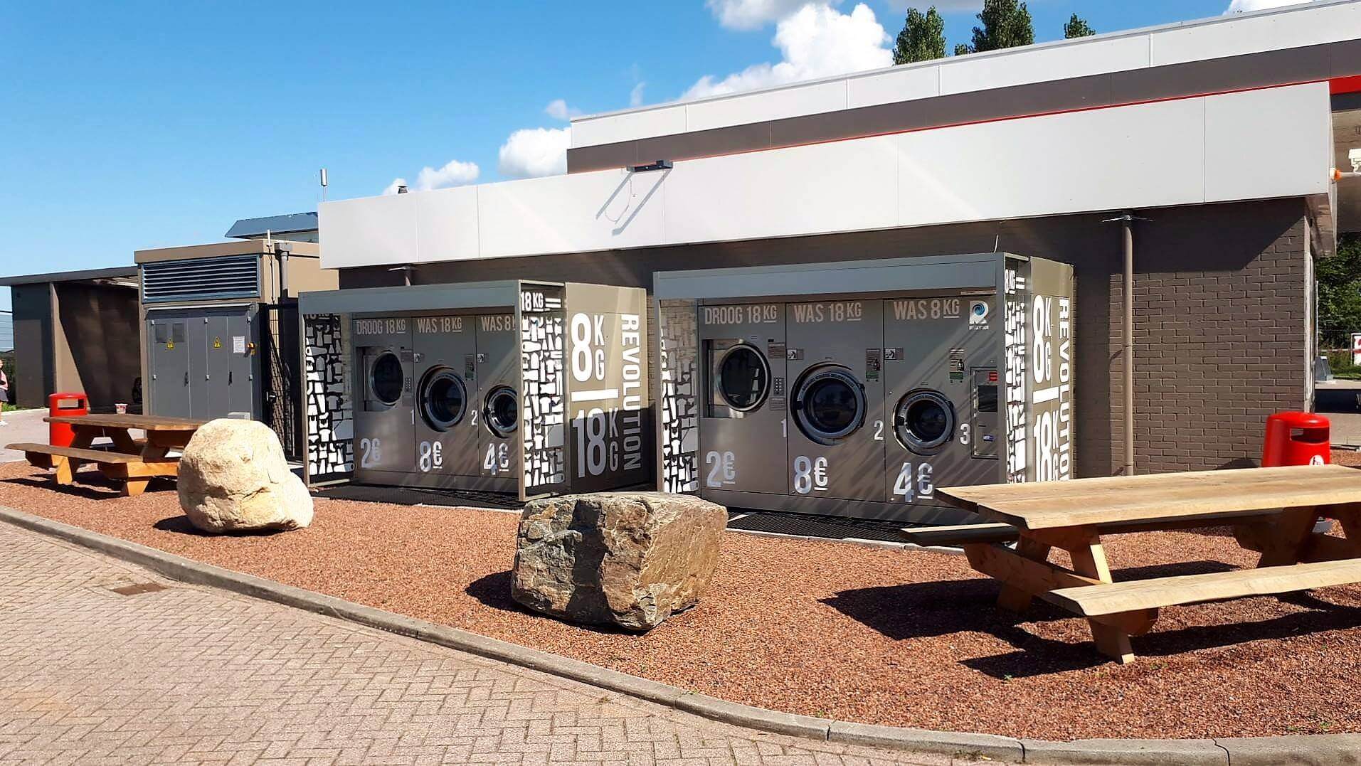 Компактные прачечные стиральные машины и сушки самообслуживания на АЗС в Нидерландах
