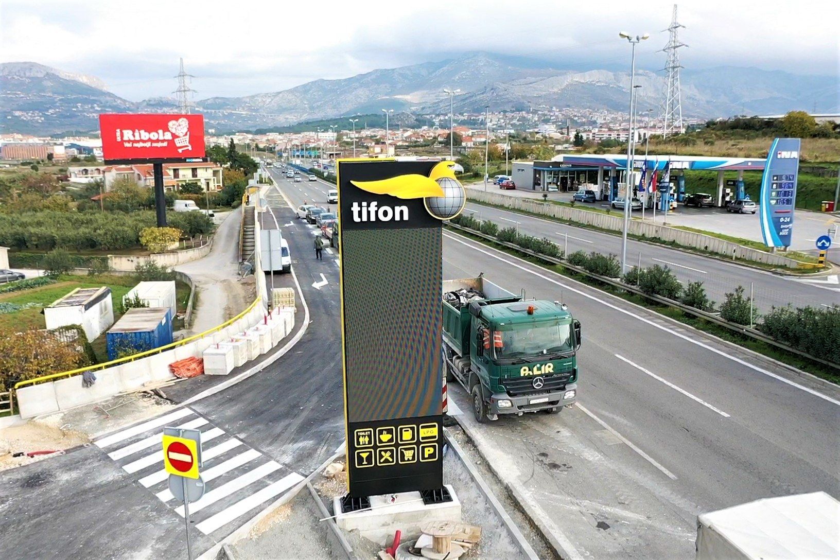 Цифровая стела на АЗС Tifon (MOL GROUP) Хорватия