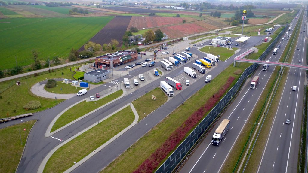 еста отдыха для путешественников (MOP) – дорожная инфраструктура на скоростных автострадах в Польше, включающая АЗС, рестораны быстрого питания, стоянки для легкового и грузового автотранспорта, туалеты.