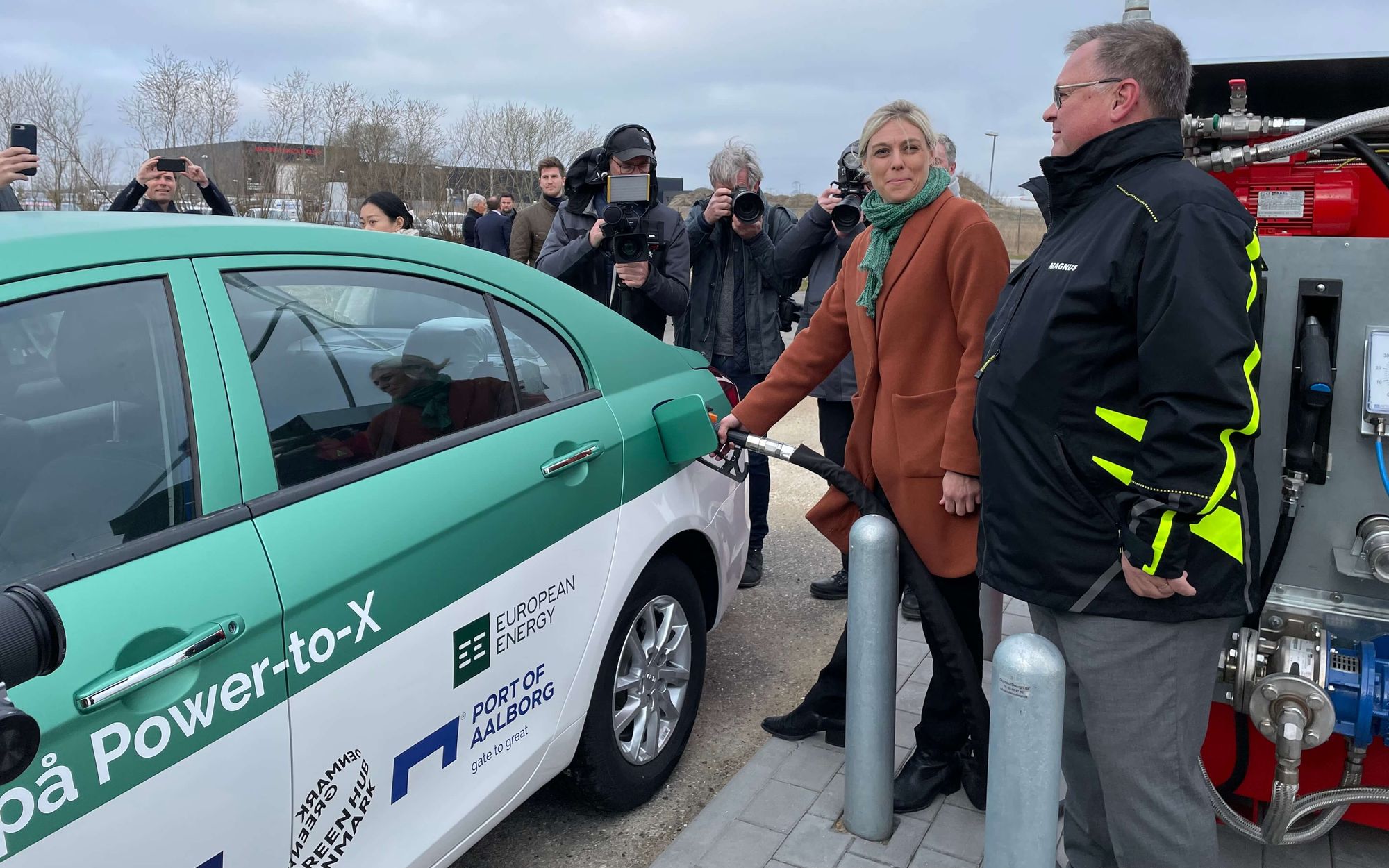 Министр транспорта Дании Трине Брамсен заправляет легковой седан Geely Emgrand метанолом