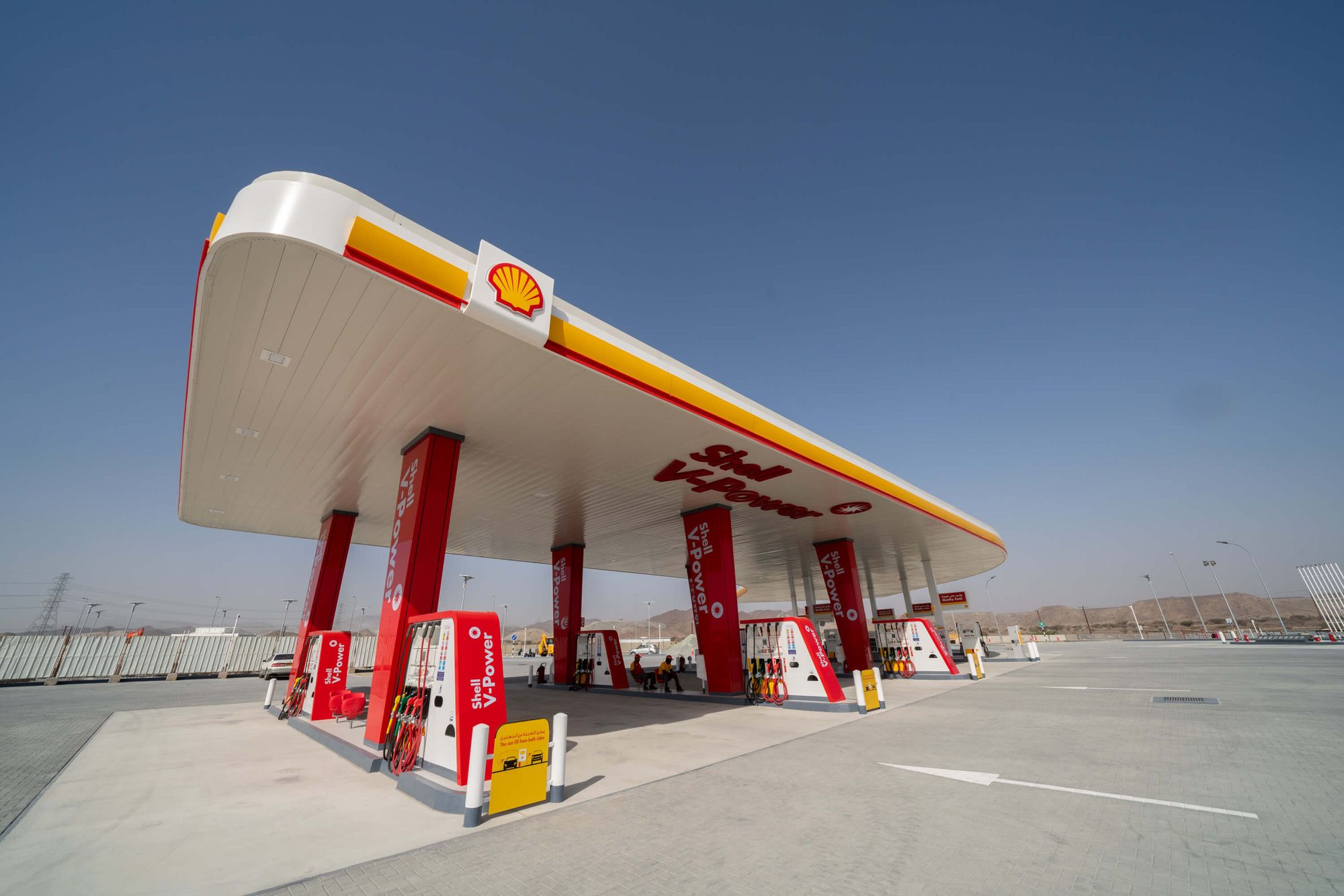 Современная АЗС Shell Liwa Expressway на автомагистрали Batinah Expressway в Омане