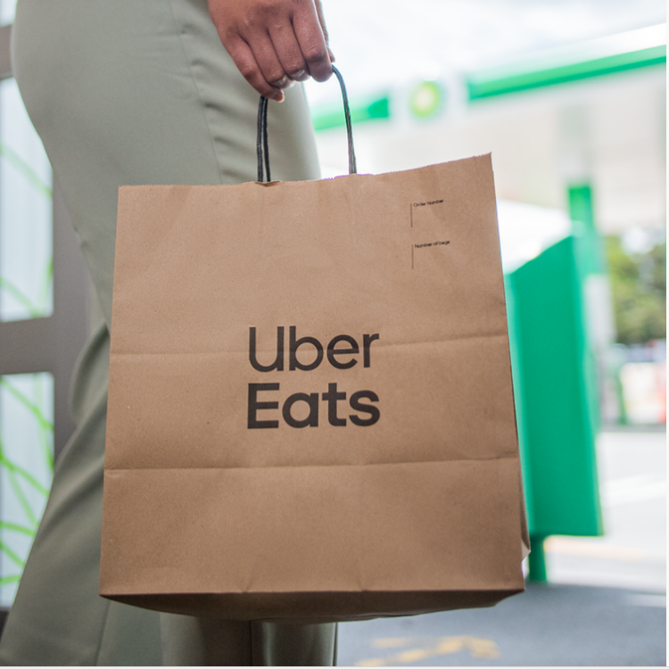 Сеть АЗС bp и Uber планируют открыть более 3000 точек продаж через Uber Eats к 2025 году