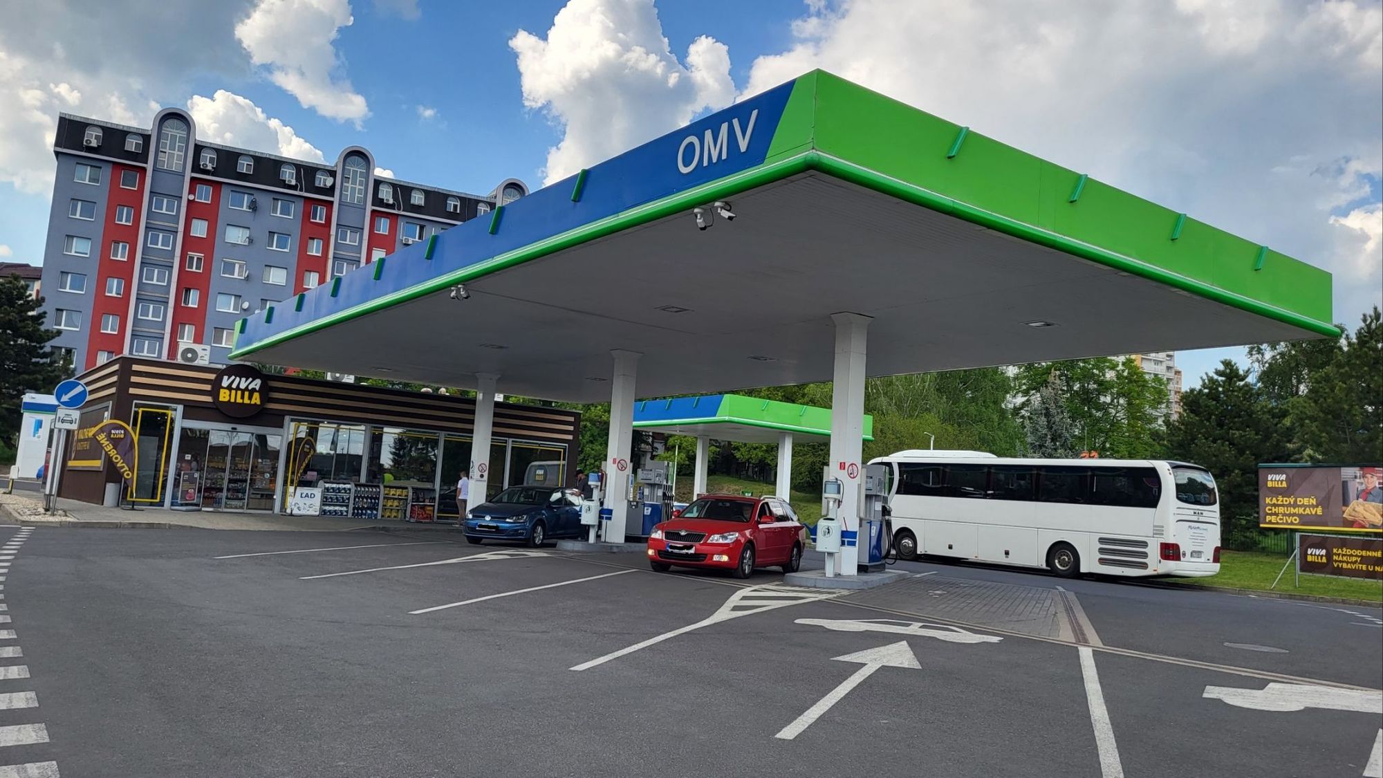 Первый магазин VIVA BILLA на автозаправочной станции OMV в Братиславе (Словакия)