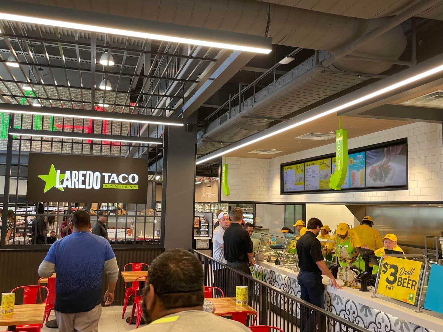 Ресторан Laredo Taco на АЗС с магазином 7-Eleven (США)