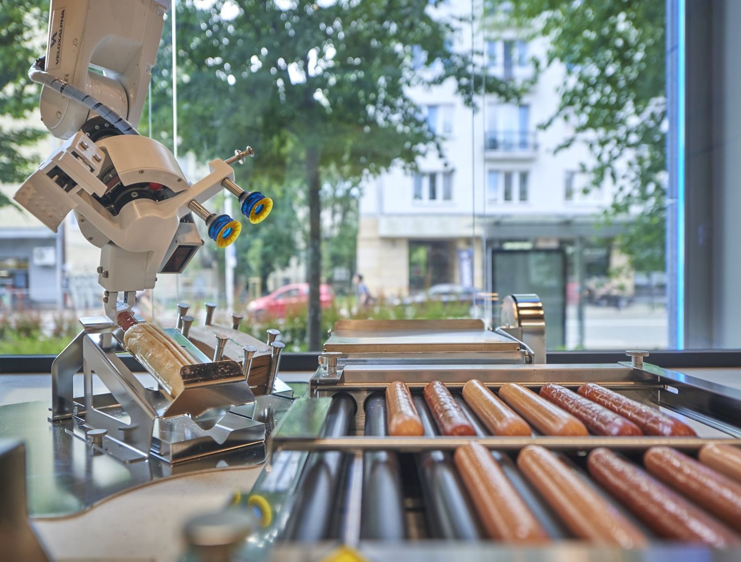 Фирменный хот-дог в автономном магазине Żabka Nano в Варшаве (Польша) готовит робот Robbie