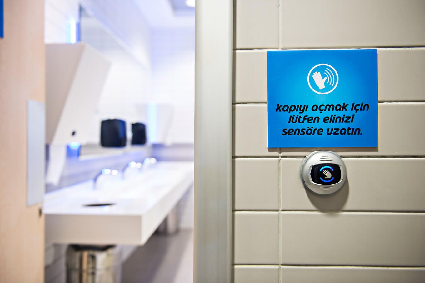  ‌ Автоматические раздвижные двери с инфракрасными бесконтактными датчиками активации дверей обеспечивают удобный доступ в туалет