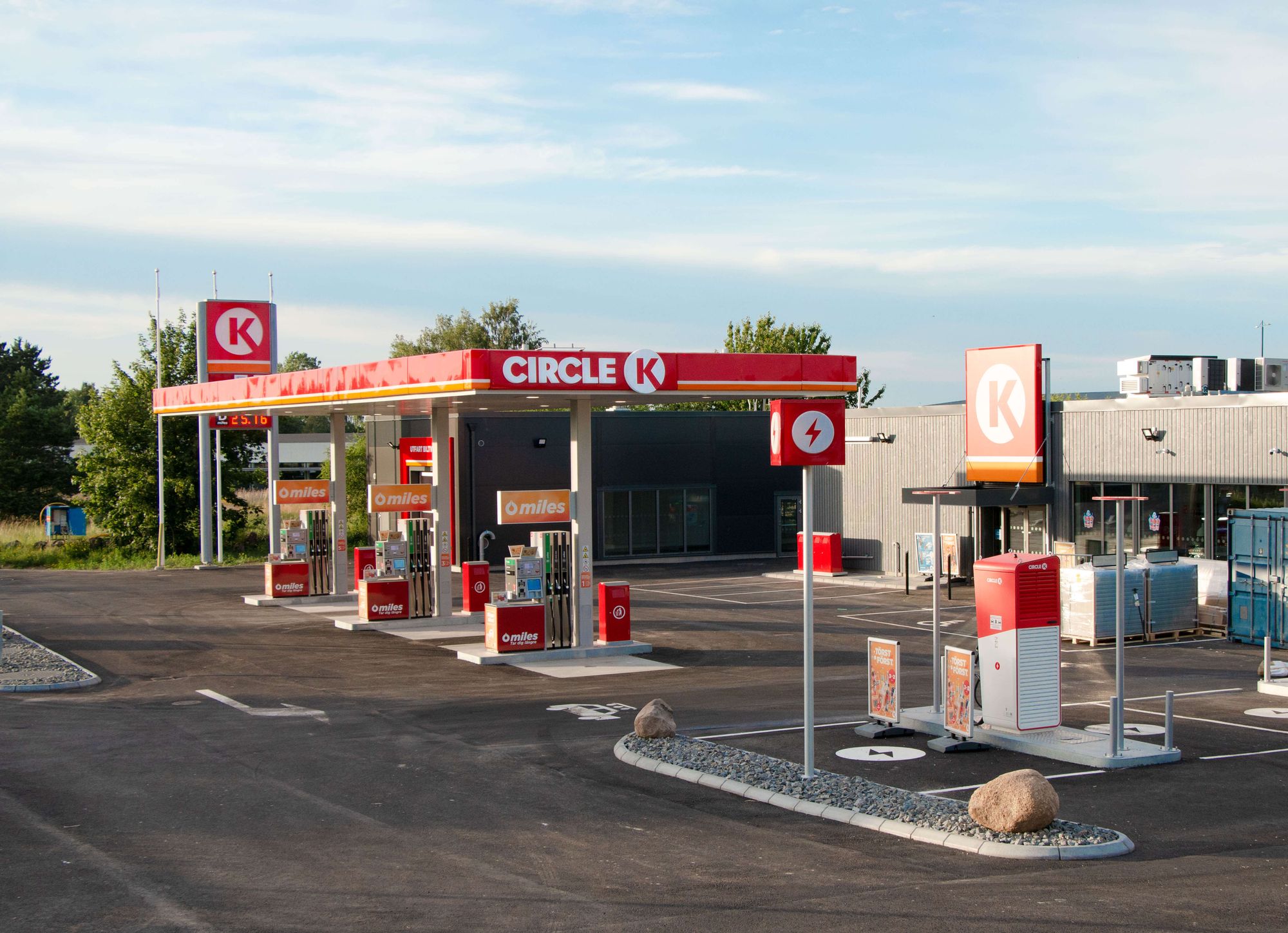 Здание на АЗС Circle K Kristianstad Vä (Швеция) полностью построено из экологически чистой сертифицированной древесины 