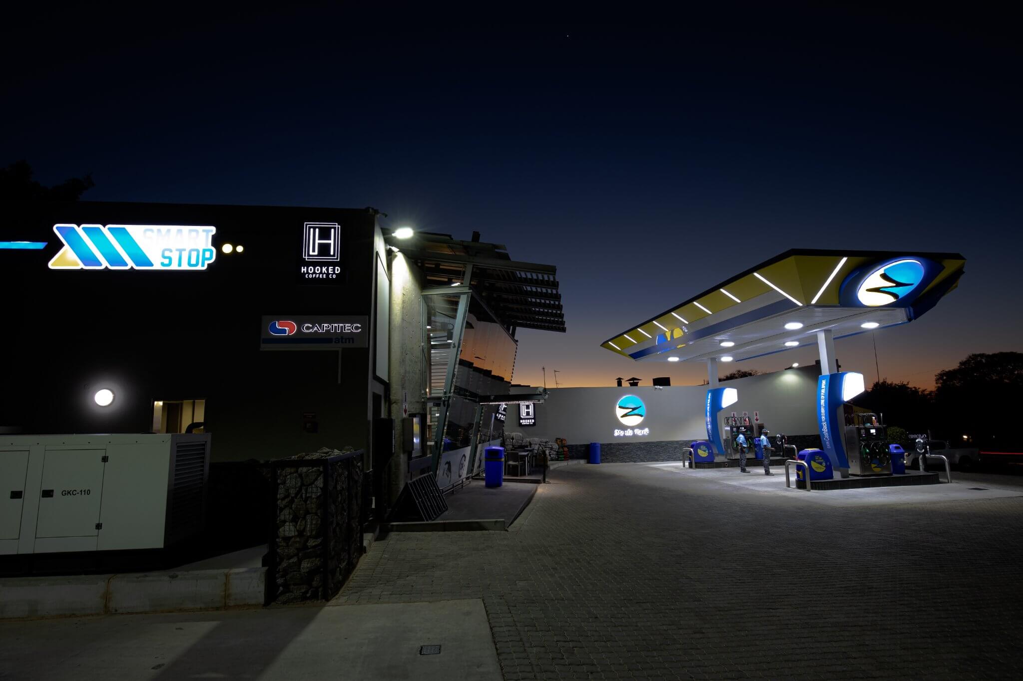 Необычная АЗС Elegant Fuel с магазином и кофейней Hooked Coffee Co Express (Южная Африка)