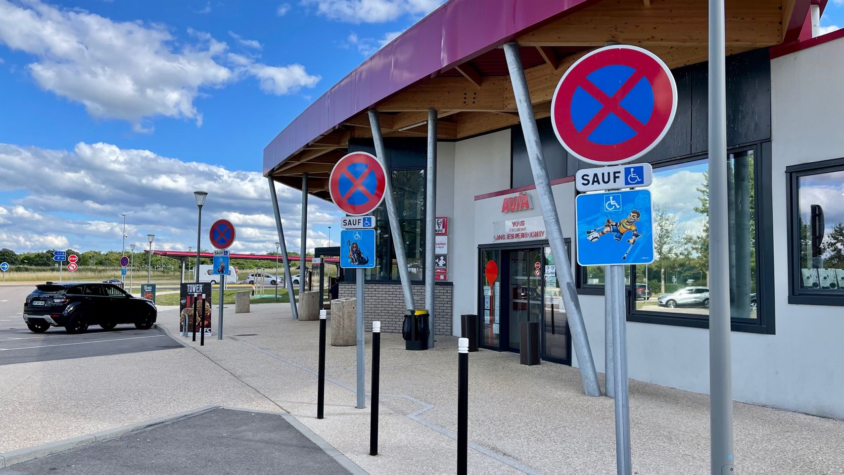 Новые дорожные знаки для людей с ограниченными возможностями на АЗС AVIA (Франция)