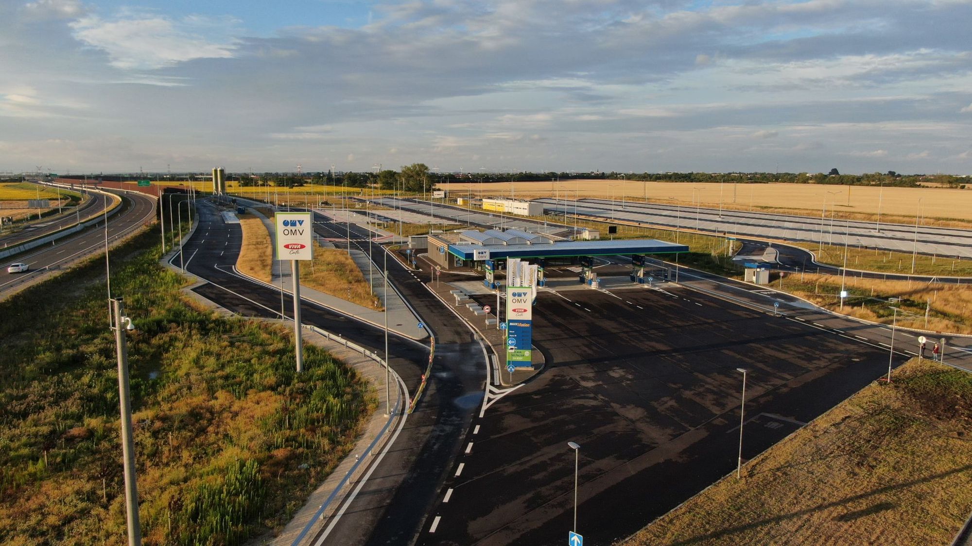 Зеркальные АЗС OMV на автомагистрали D4 (Словакия)