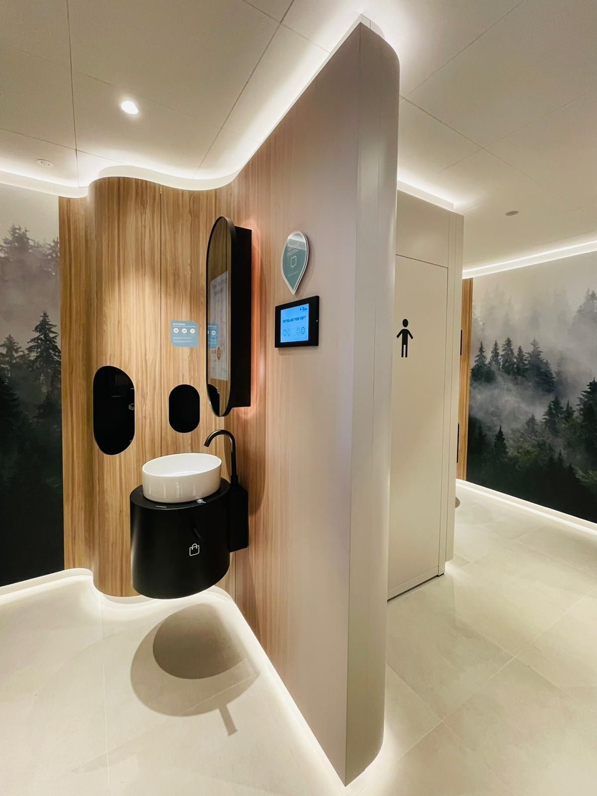 Современный  туалет ONE HUNDRED RESTROOMS на АЗС TotalEnergies в Нидерландах