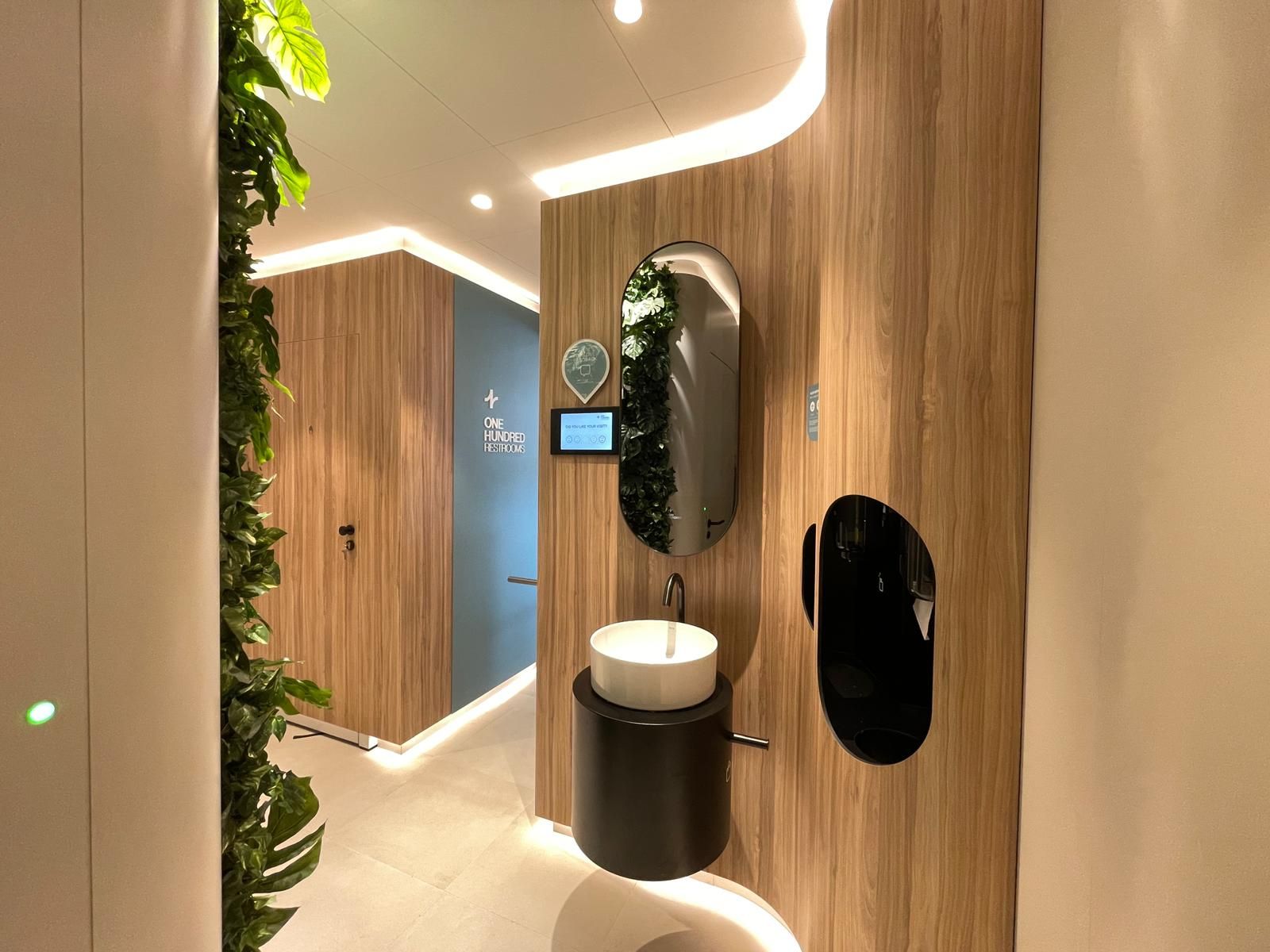 Современный  туалет ONE HUNDRED RESTROOMS на АЗС TotalEnergies (Нидерланды)