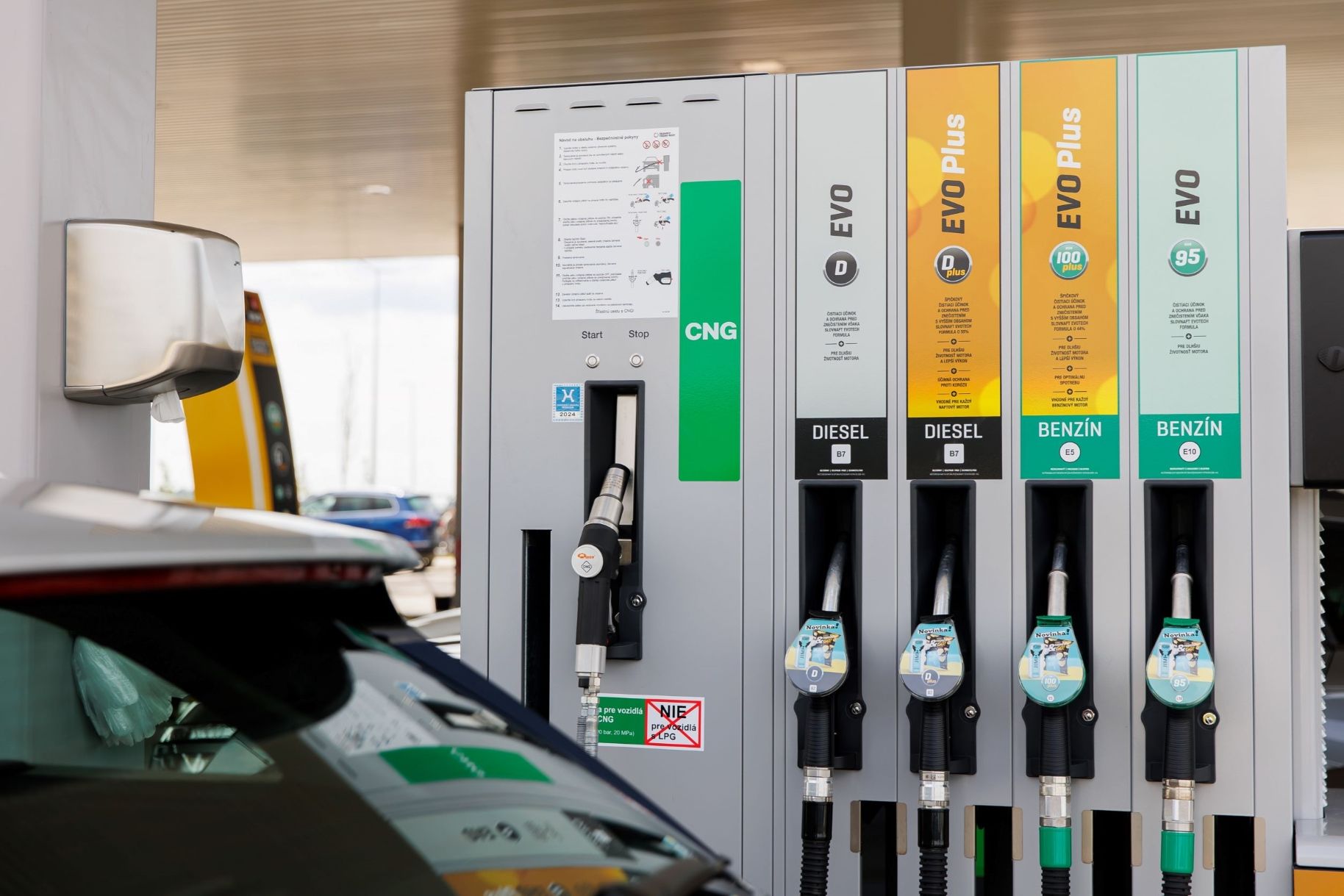 Заправка CNG (компримированный природный газ) прямо на комбинированной колонке наряду с бензином и дизельным топливом