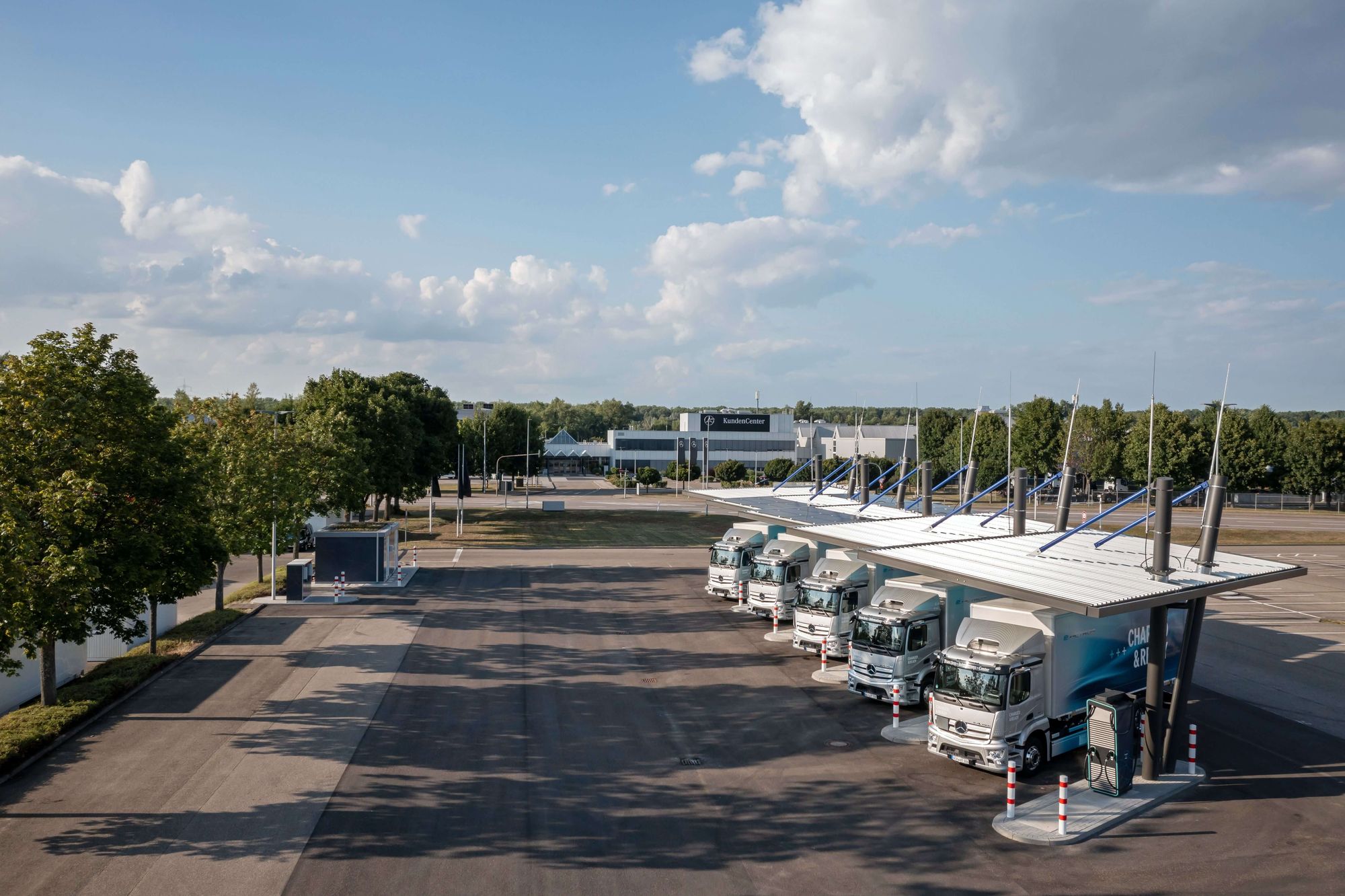 Mercedes-Benz Trucks открывает зарядный парк для электрогрузовиков eTruck Charging Park в Германии