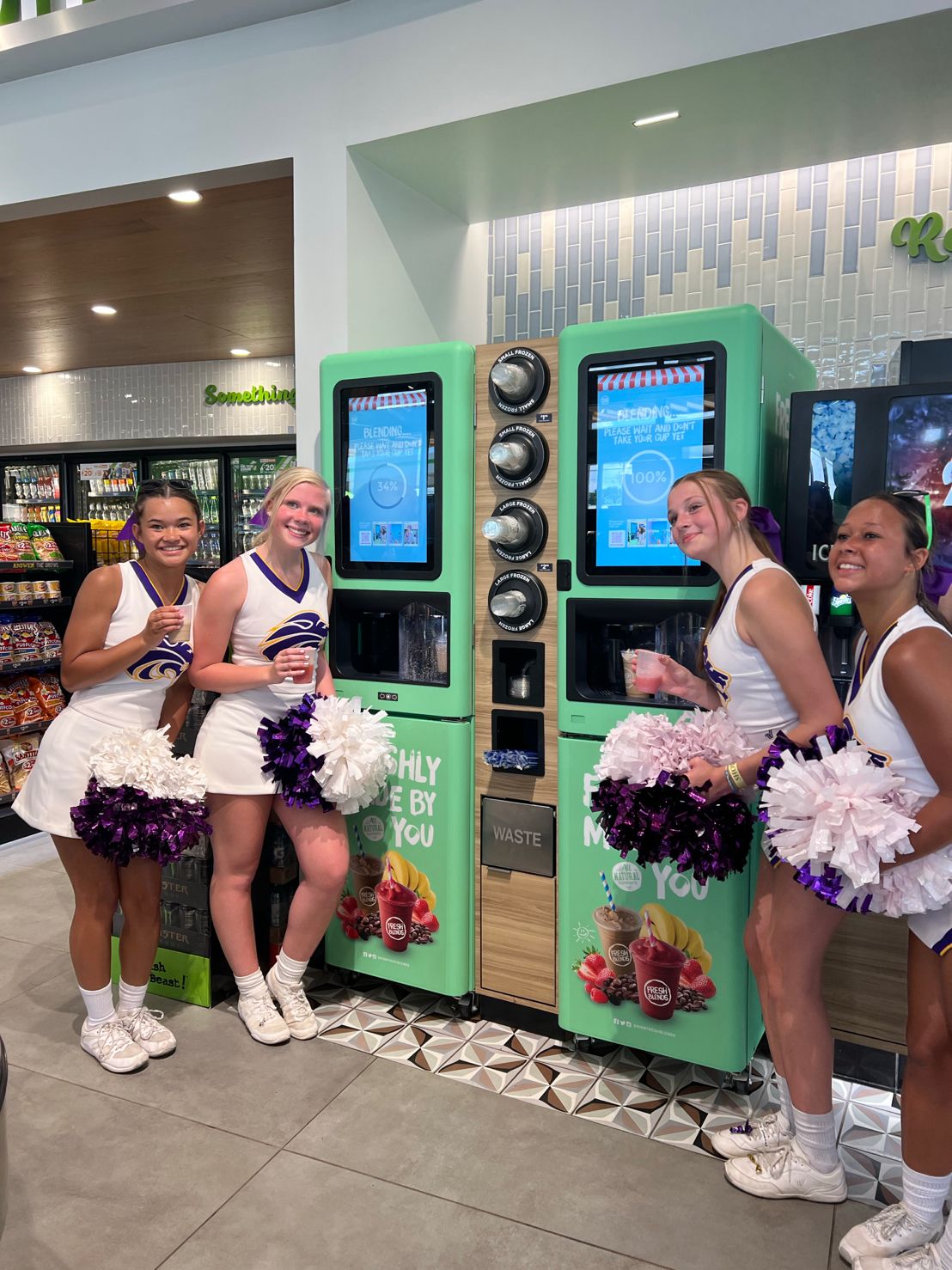 Торговый автомат самообслуживания Fresh Blends в магазине с АЗС MAPCO (США)