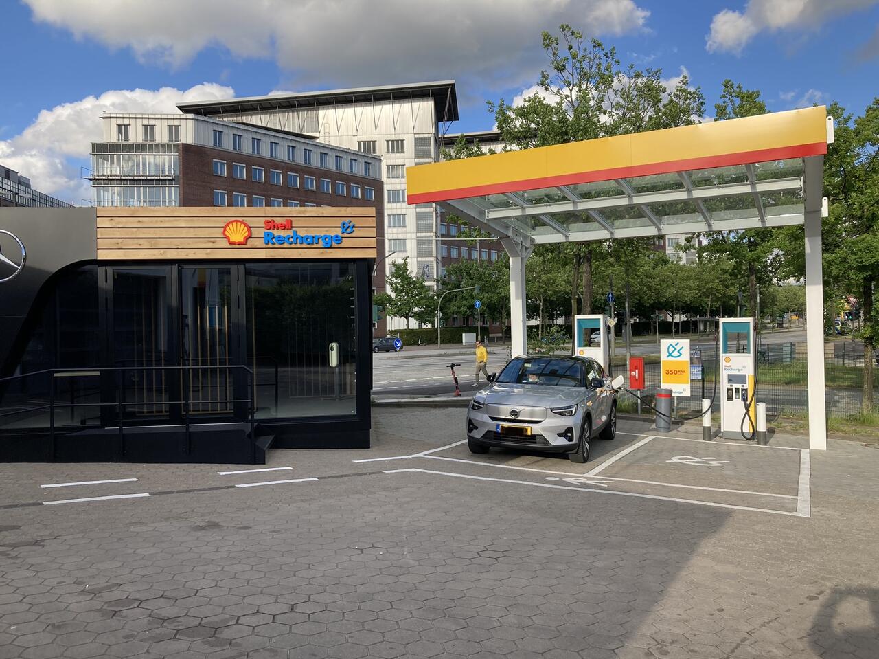 Маркетинговая акция Mercedes-Benz и Shell Recharge на АЗС Shell (Германия), направленная на развитие электромобильности