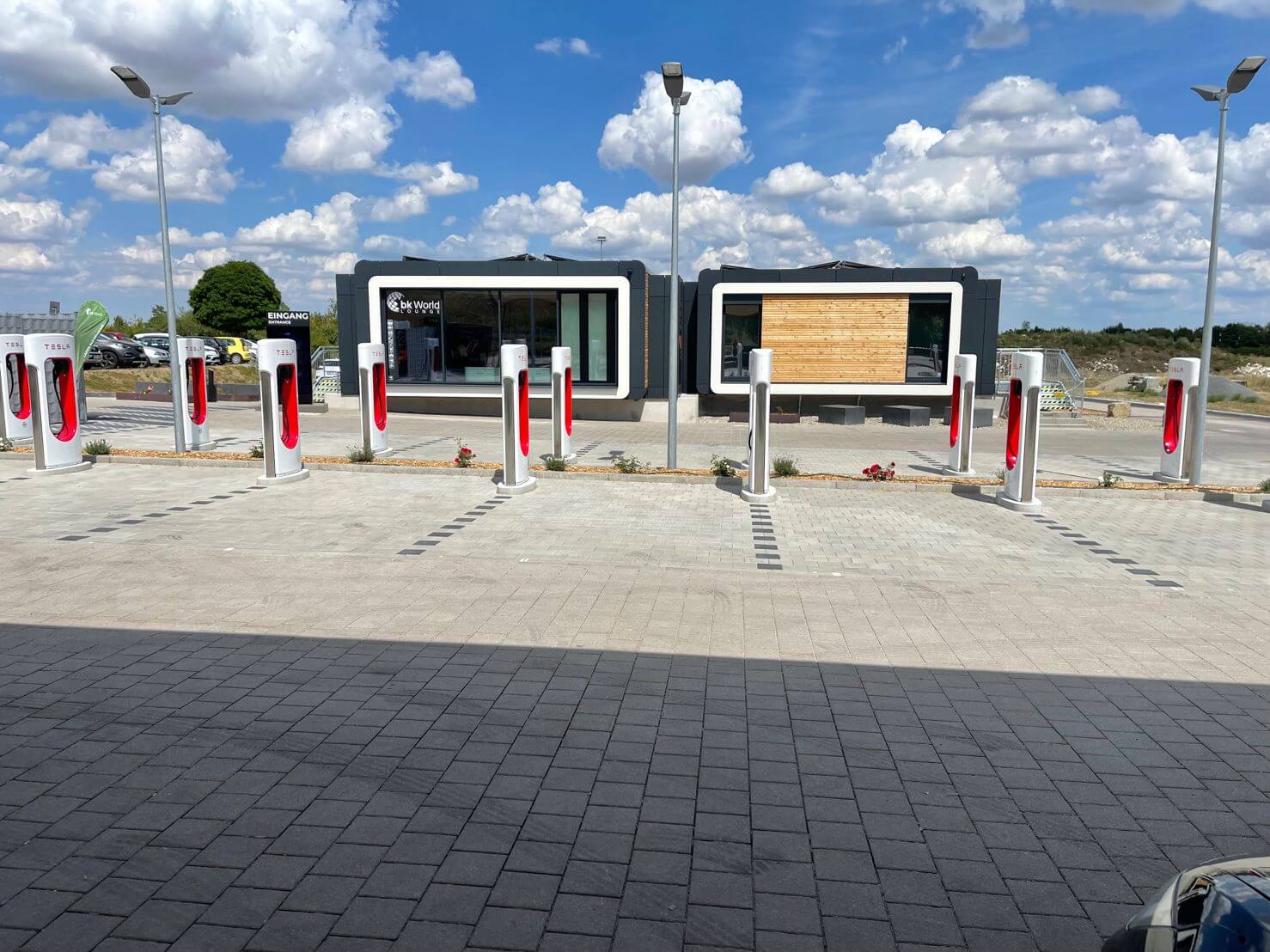 Зарядная станция Tesla Supercharger (Германия) с лаунж-зоной