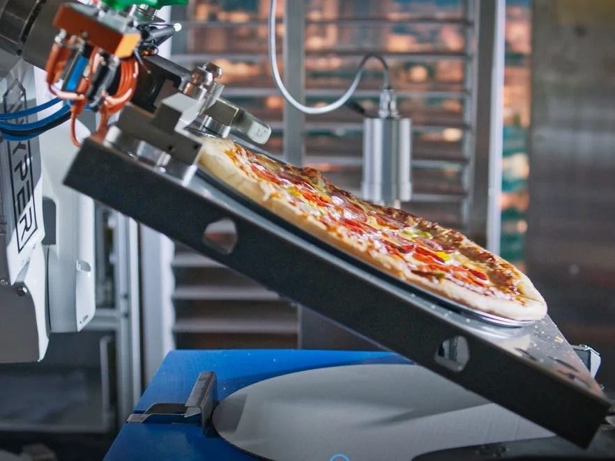 Одна беспилотная кухня будет иметь возможность производить около 120 пицц в час – в три раза эффективнее, чем кухня с персоналом