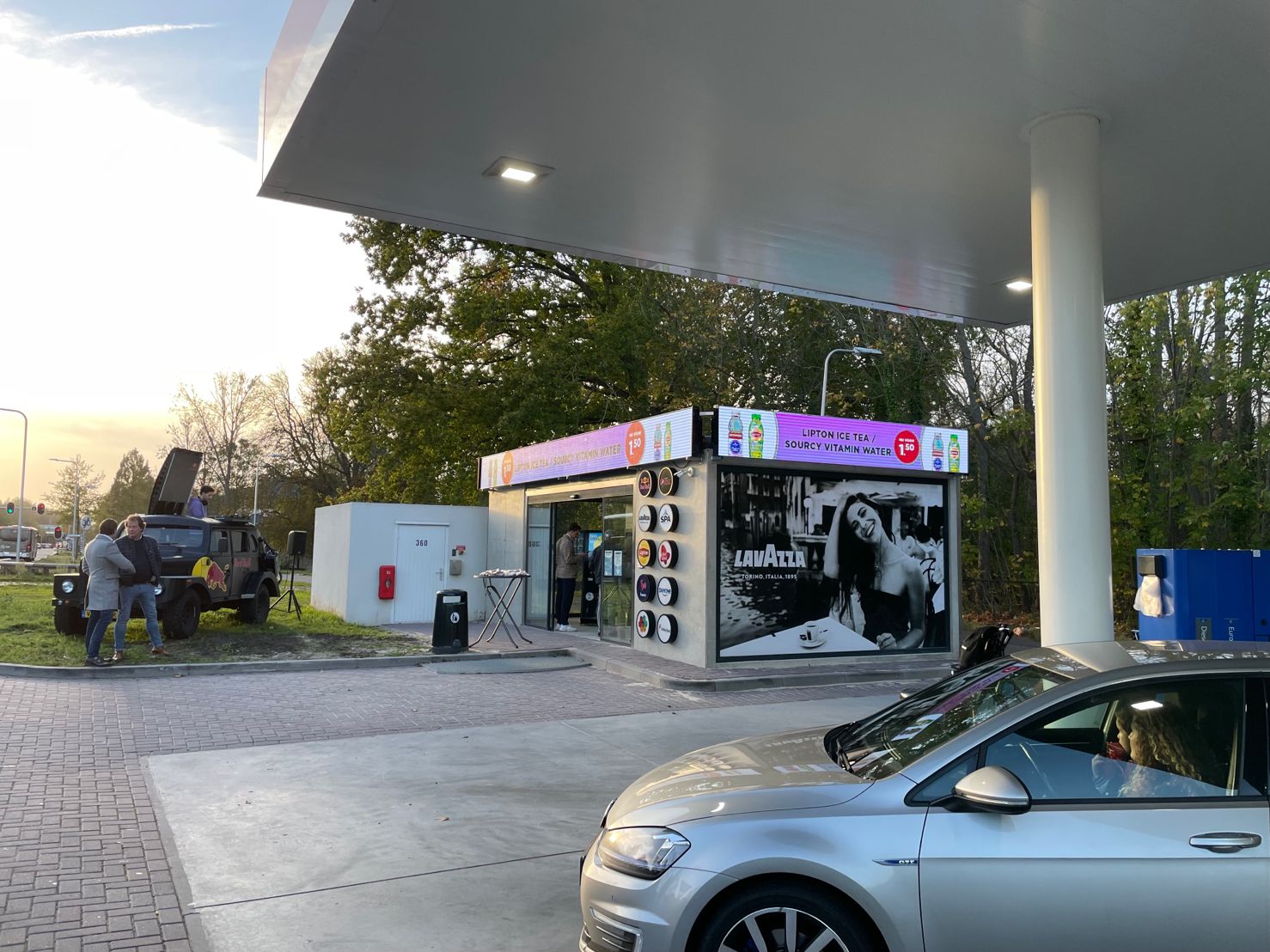 Беспилотный магазин Tony's Kiosk автоматическая АЗС ESSO (Нидерланды)