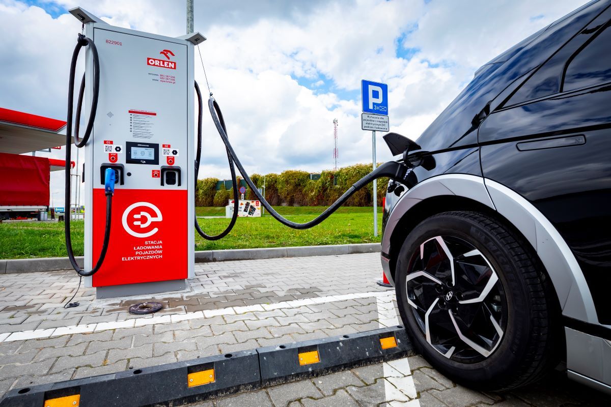 К 2030 году у ORLEN в Польше будет не менее 1000 зарядных станций для электромобилей, в том числе мощностью 150-350 кВт