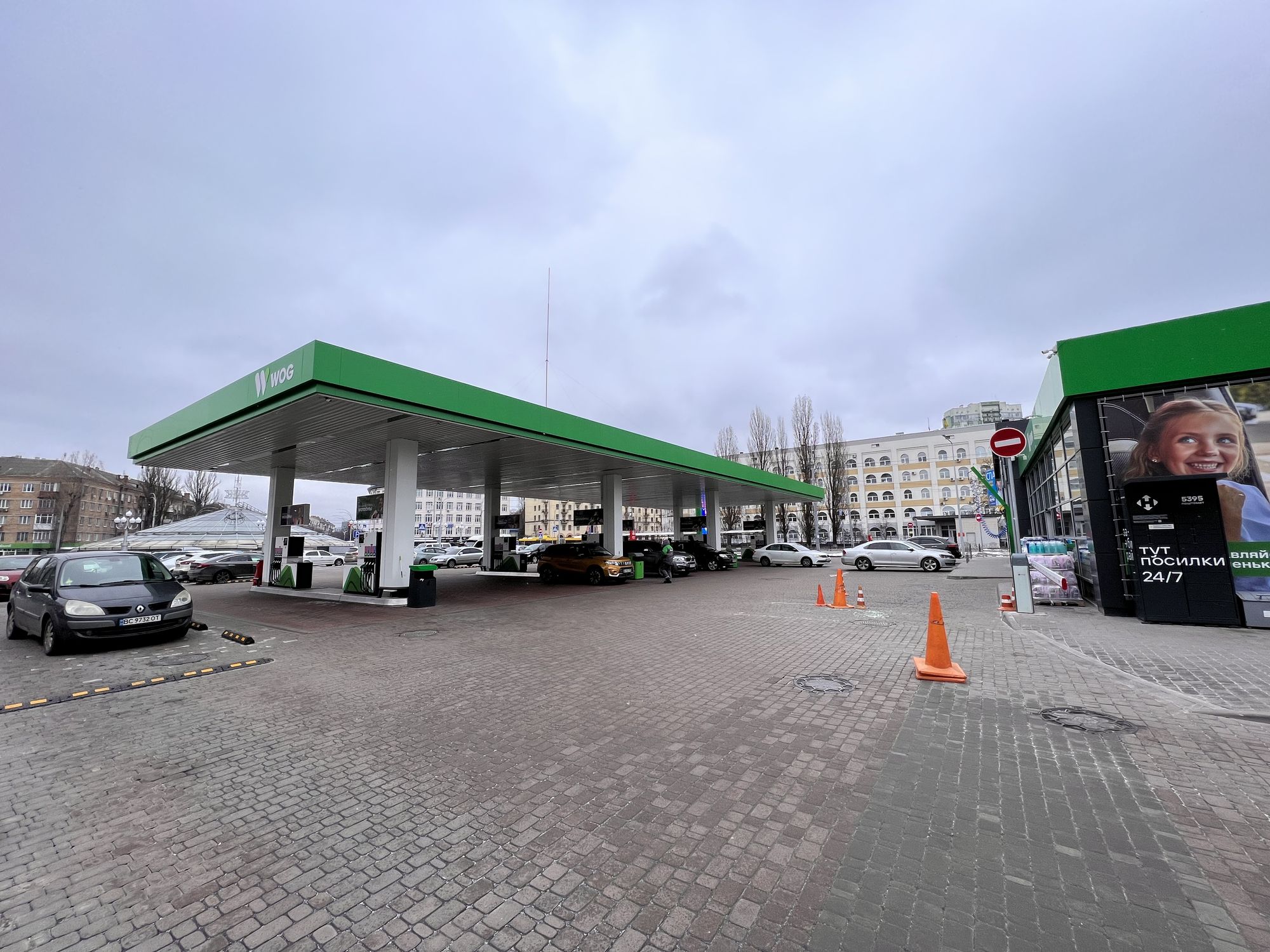 В начале января 2023 г. в Киеве на Севастопольской площади, 5, после реновации открылся автозаправочный комплекс WOG