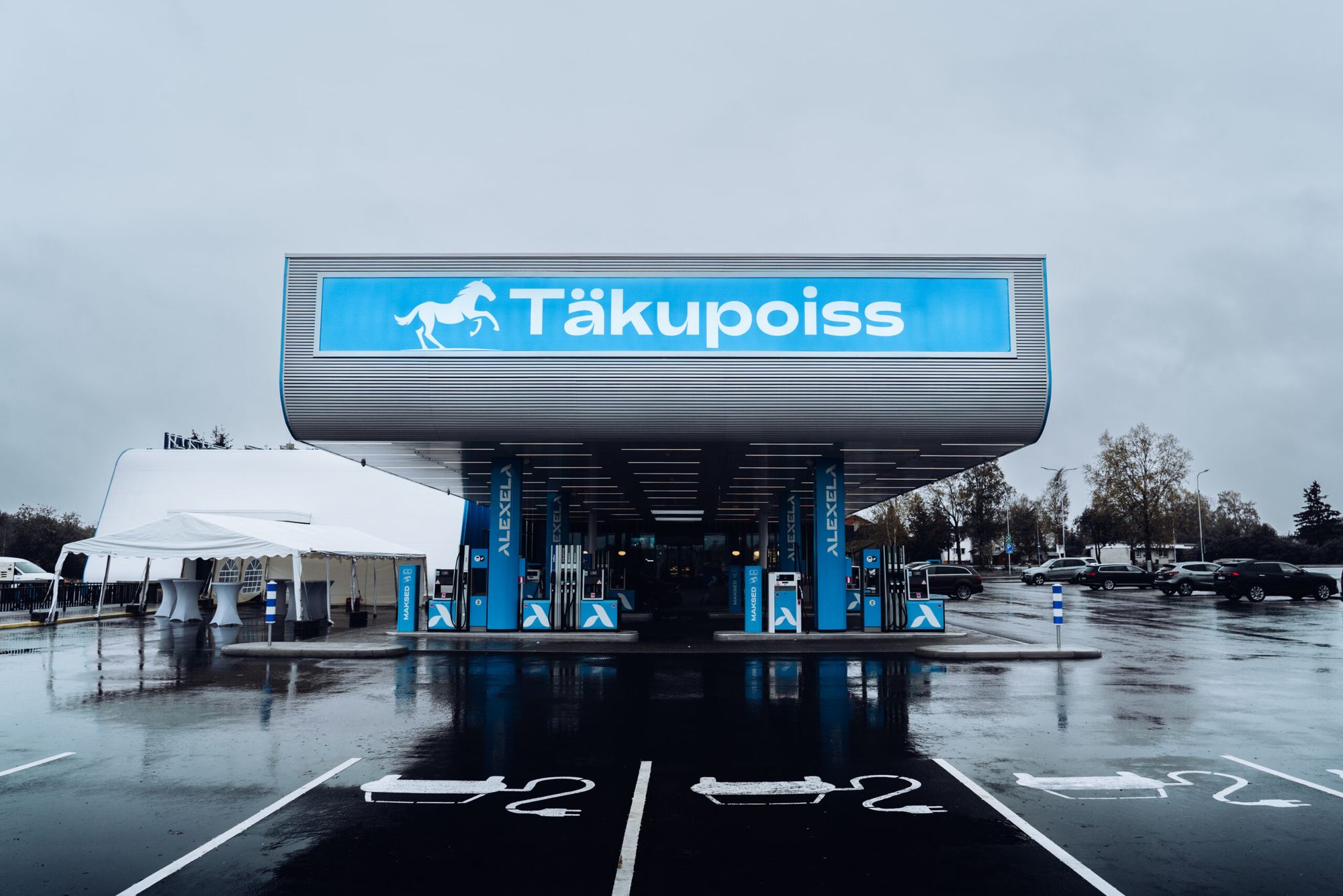 АЗС Alexela Täkupoiss: Ресторан a la carte и сверхмощная зарядка для электромобилей (Эстония)