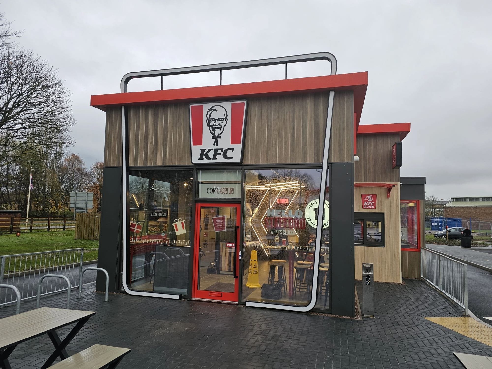 Сеть KFC запустила 1-й британский ресторан быстрого питания Little Drive Thru в Англии