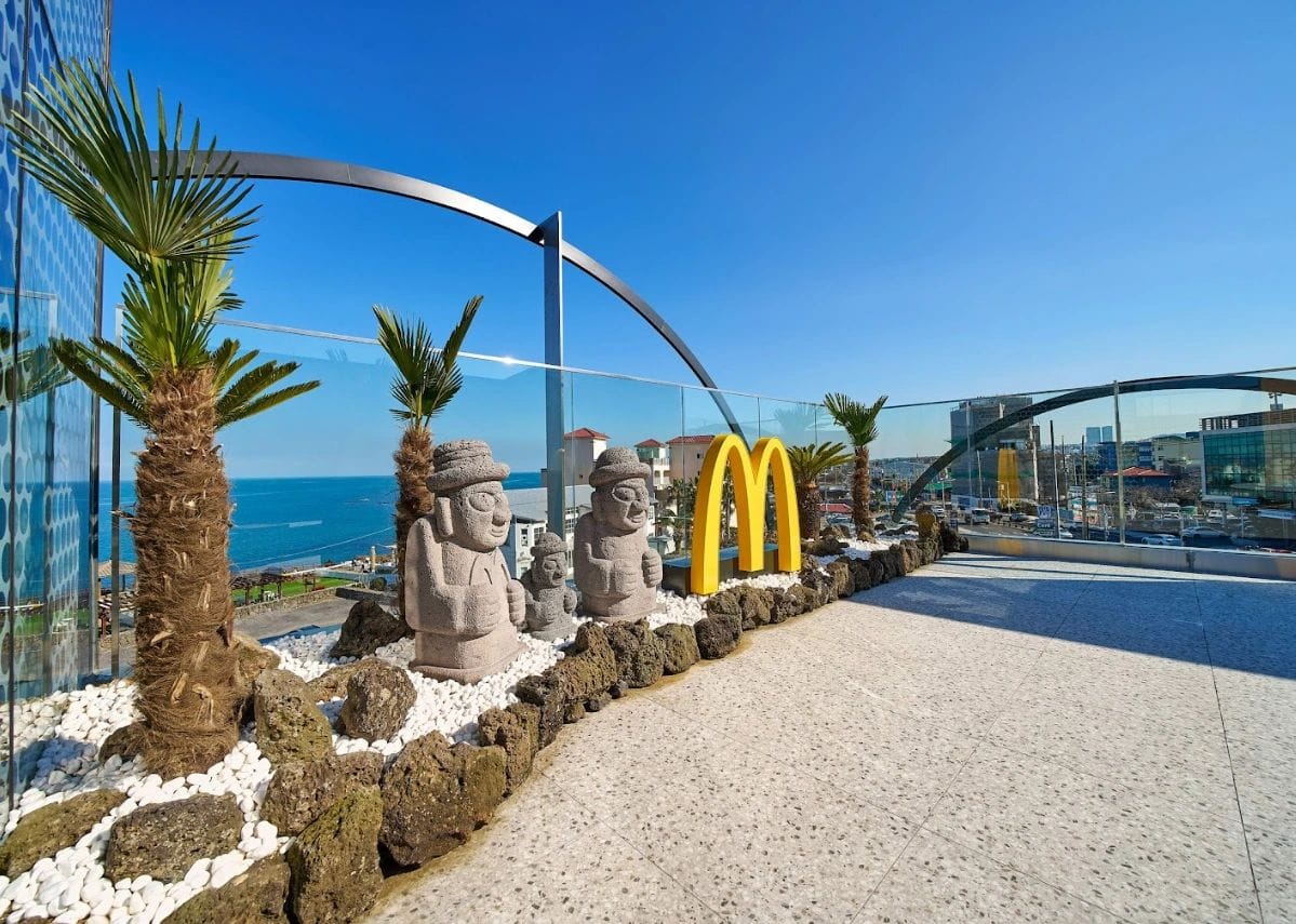 McDonald’s с панорамным видом на океан в Южной Кореи
