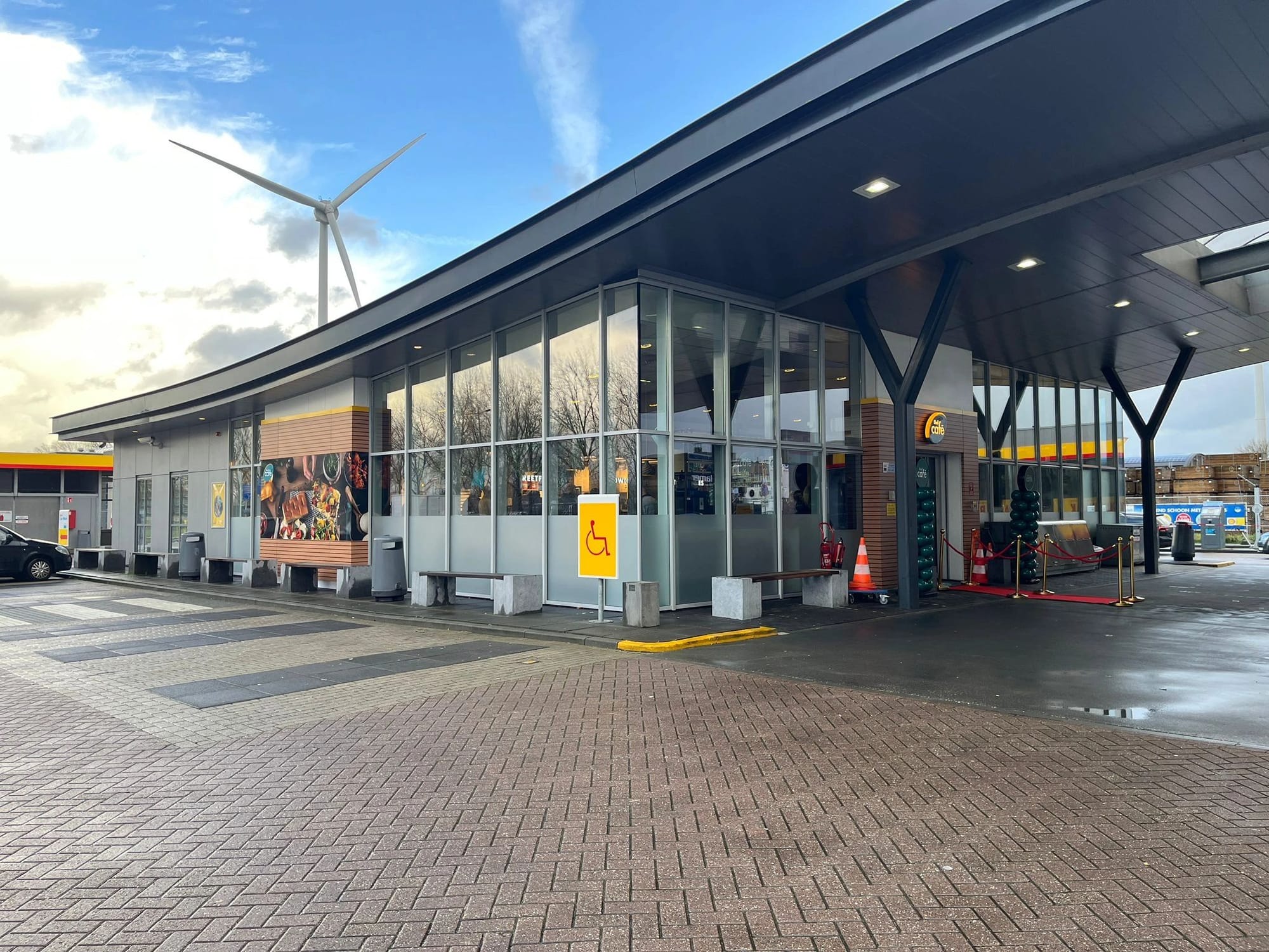 Первое Shell Café в Нидерландах, расположенное не на трассе