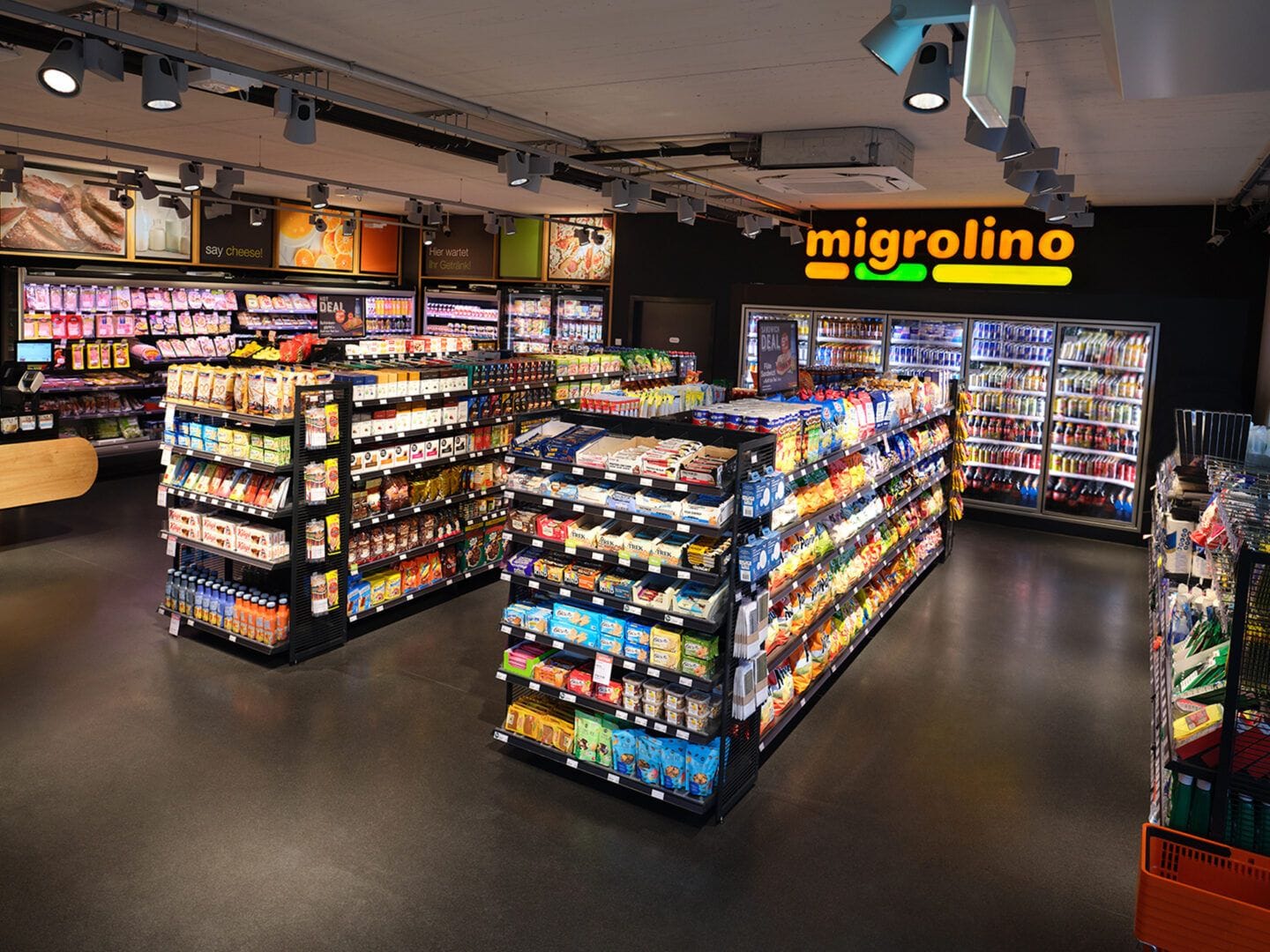 В магазине migrolino на АЗС продается около 2000 наименований товаров повседневного спроса