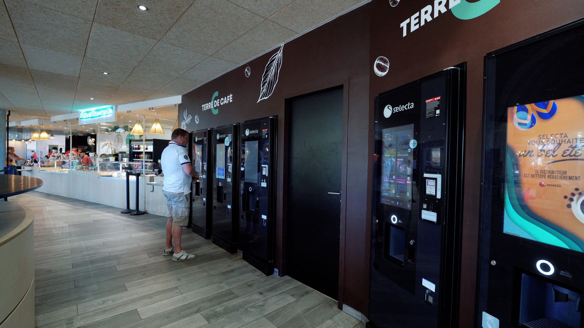Зона торговых автоматов Selecta и Terre de Café — быстрый доступ к напиткам и перекусам без очередей