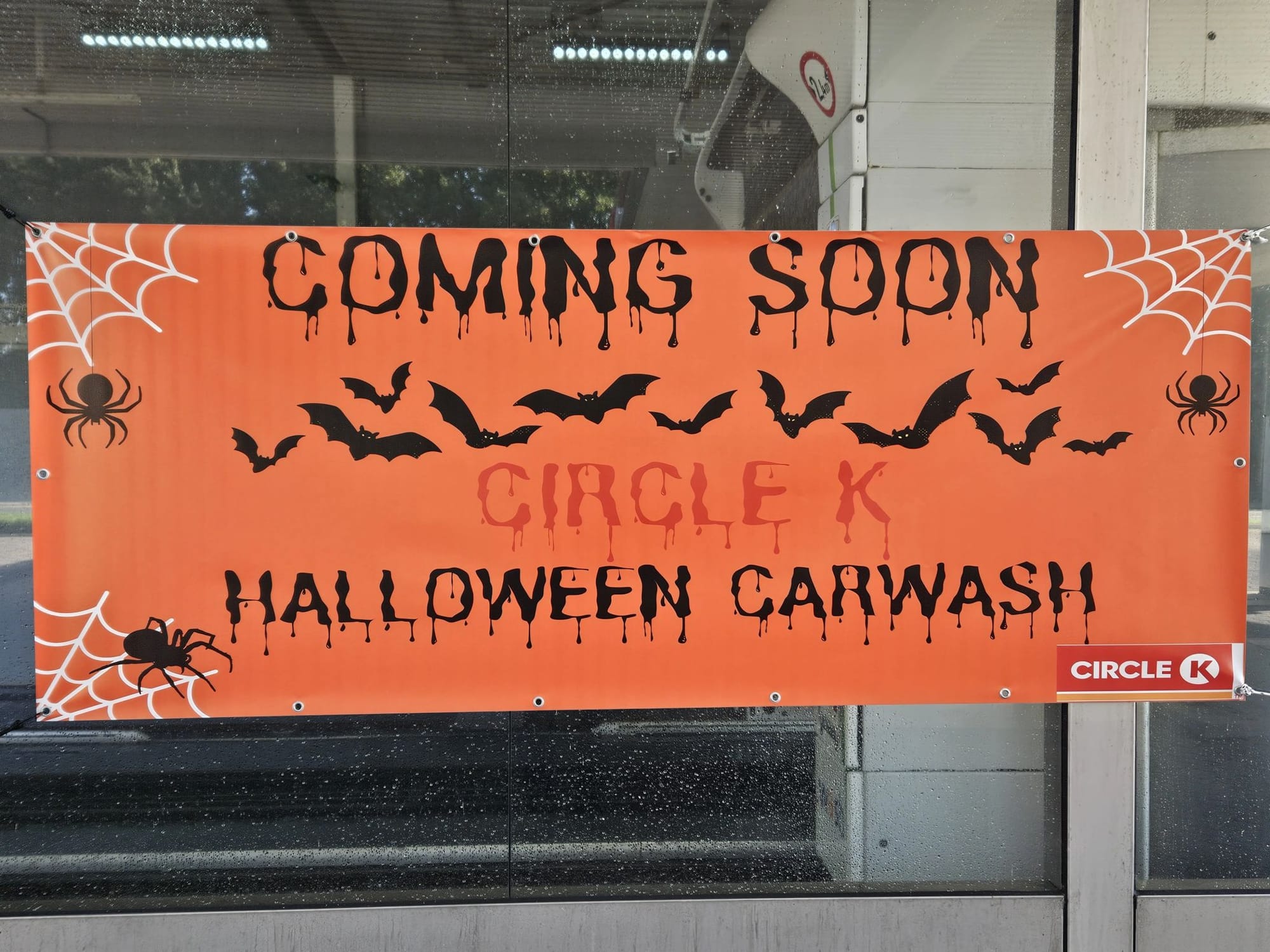Хэллоуин-шоу на автомойке Circle K в Нидерландах
