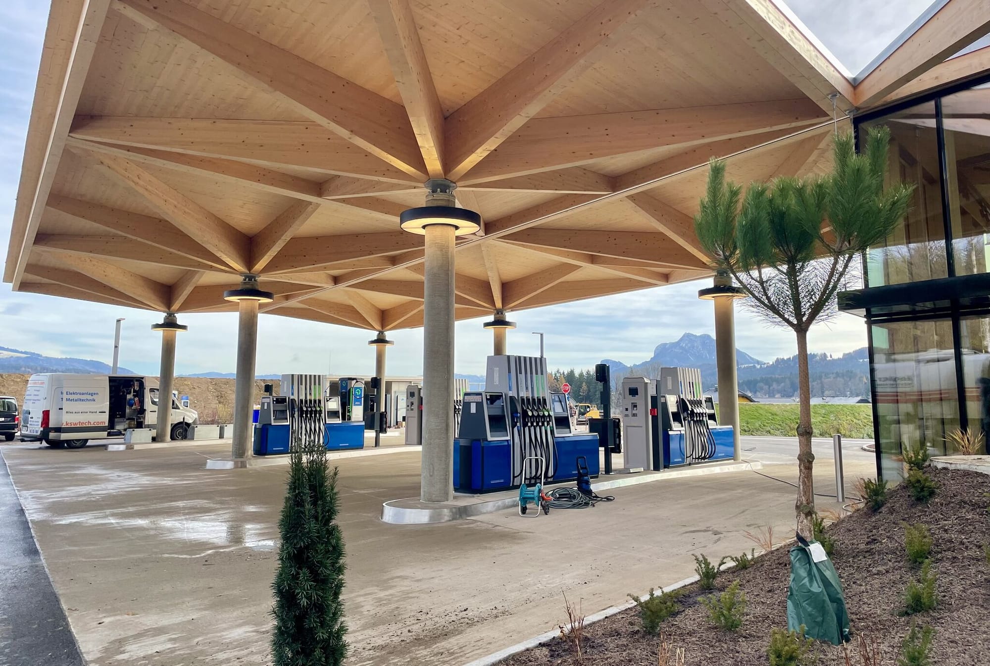 Концепт новой АЗС OMV в Австрии впечатляет современным и элегантным дизайном