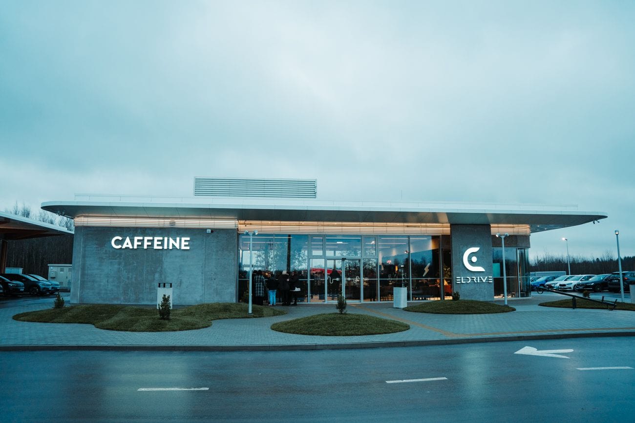 Зарядный хаб Eldrive Porsche Charging Hub для электромобилей в Литве с логотипом Porsche на навесе