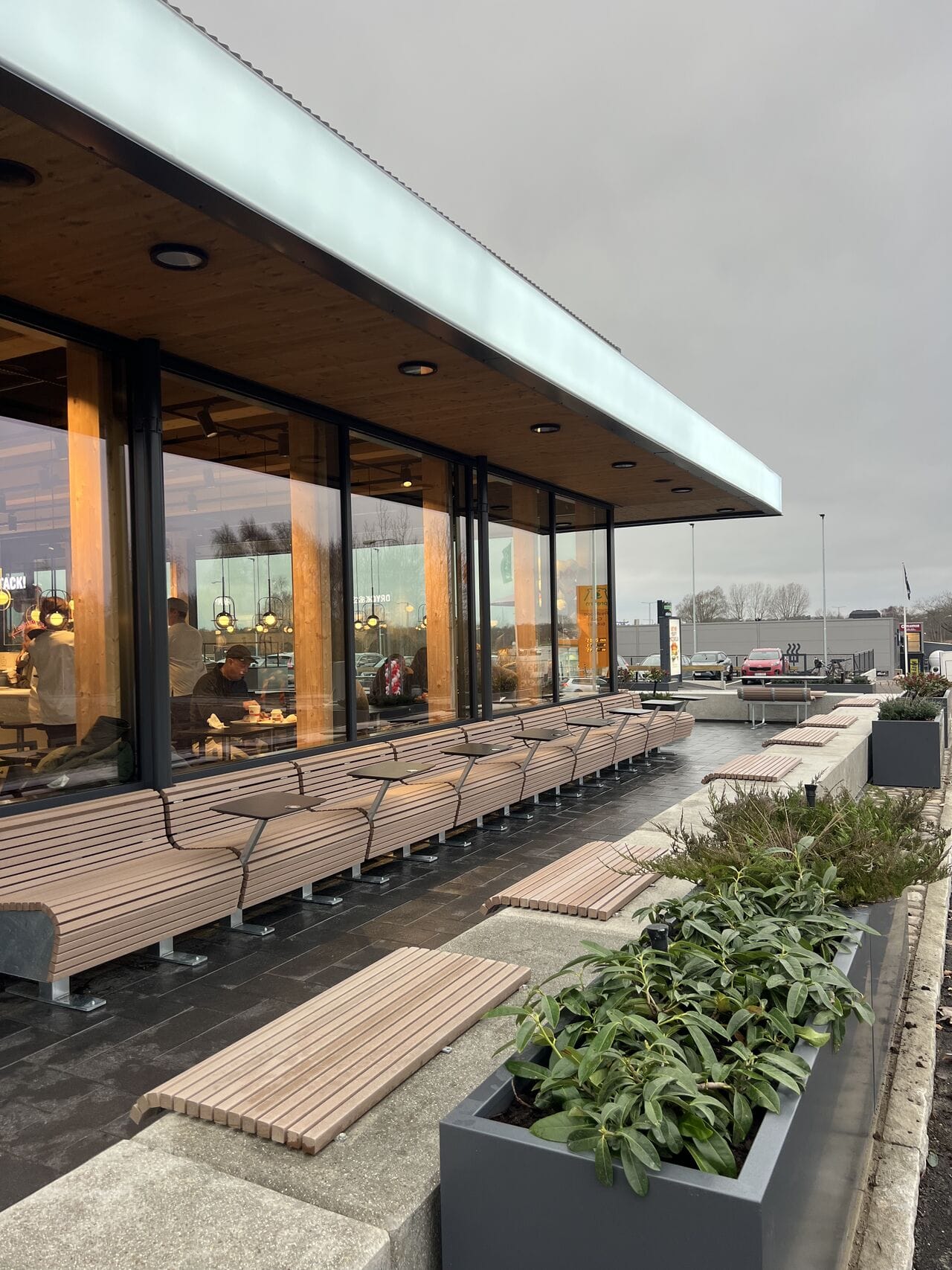 Как организована посадка снаружи в ресторане быстрого обслуживания MAX Burgers в Швеции