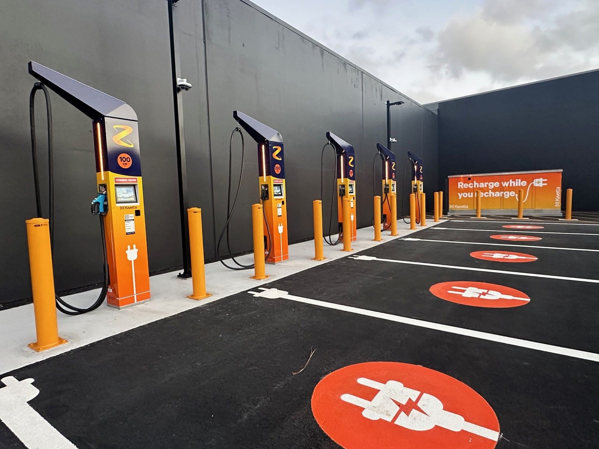 Пример оформления зоны зарядки для электромобилей на АЗС Z Energy в Новой Зеландии