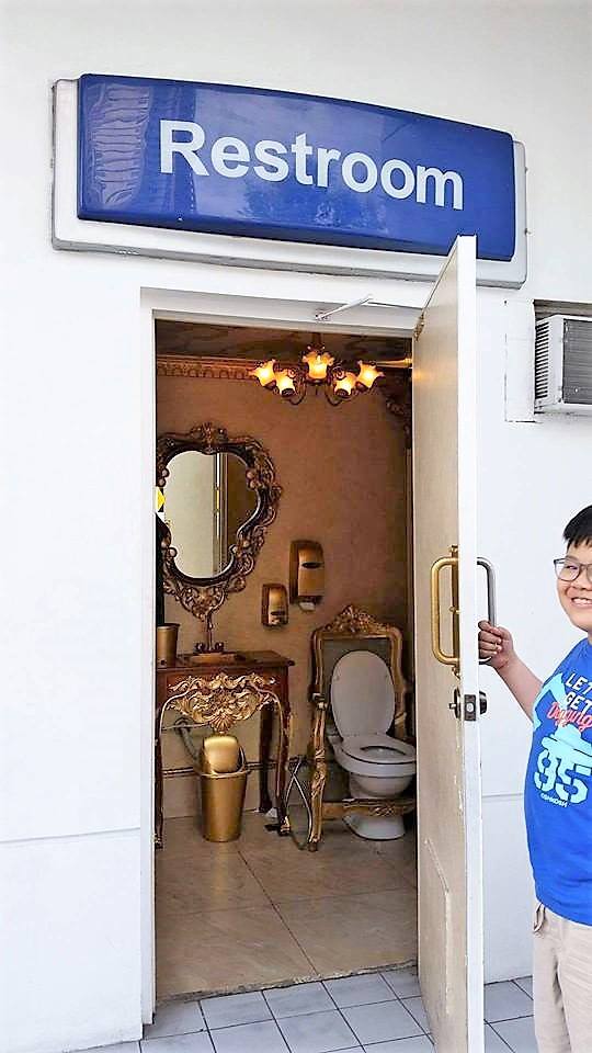 Королевский туалет на автозаправочной станций на Филиппинах