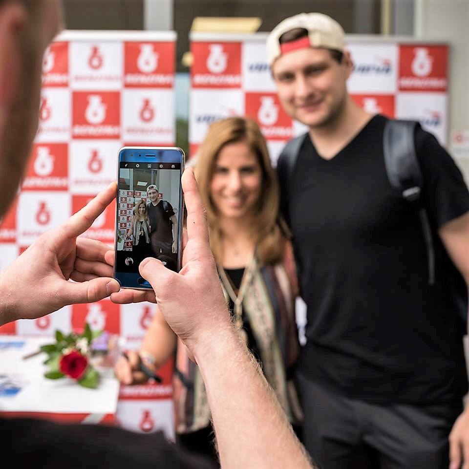 За автографом олимпийской чемпионки на автозаправочную станцию